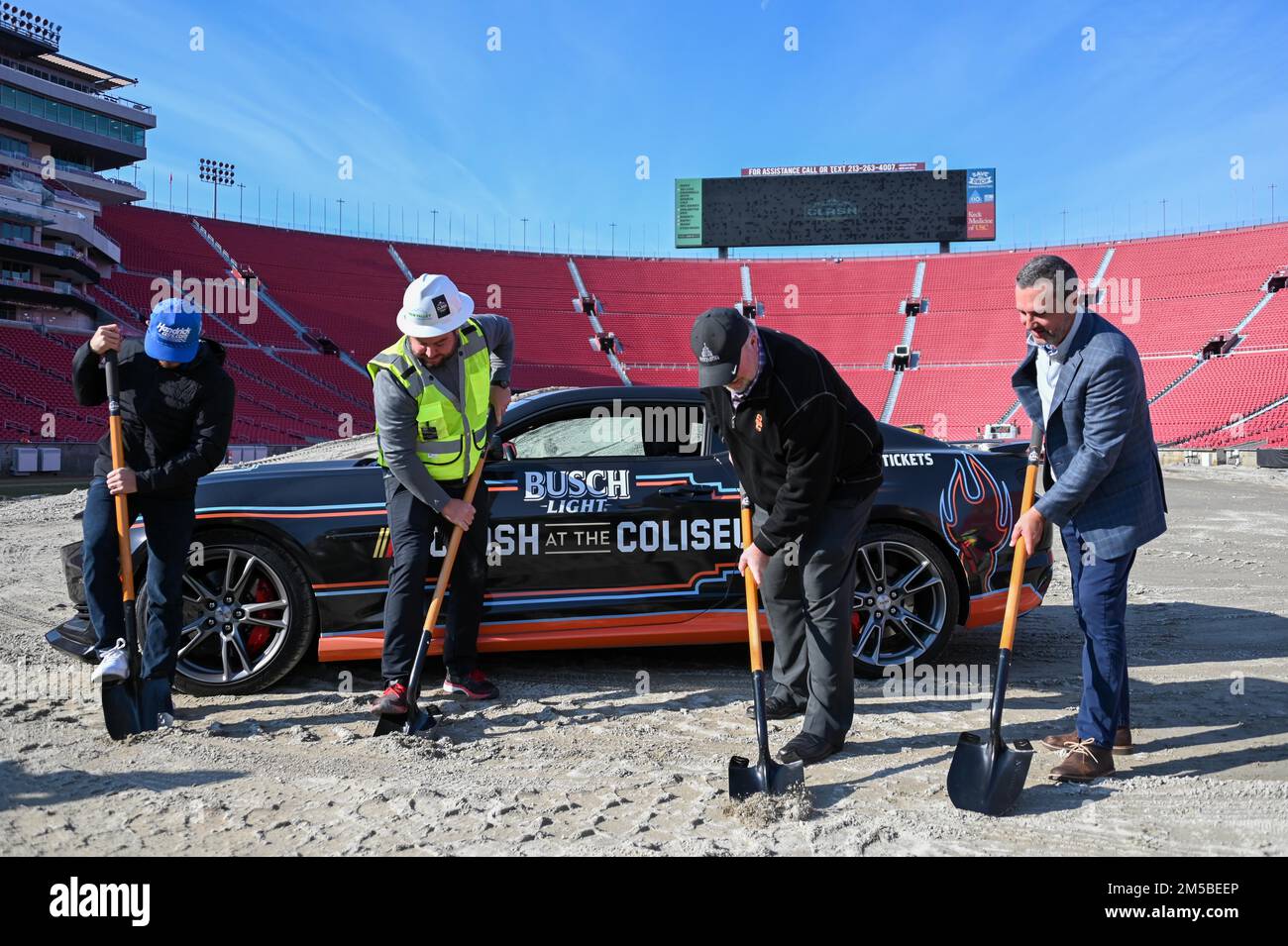 Il pilota NASCAR Kyle Larson, Jeremy Casperson di NASCAR design and Development, l'assistente del Los Angeles Memorial Coliseum Kevin Daly e il vice presidente NASCAR dei servizi di marketing Patrick Rogers posano con le pale durante una cerimonia rivoluzionaria per la NASCAR Clash al Coliseum giovedì 13 dicembre 2022, a Los Angeles. (Dylan Stewart/immagine dello sport) Foto Stock