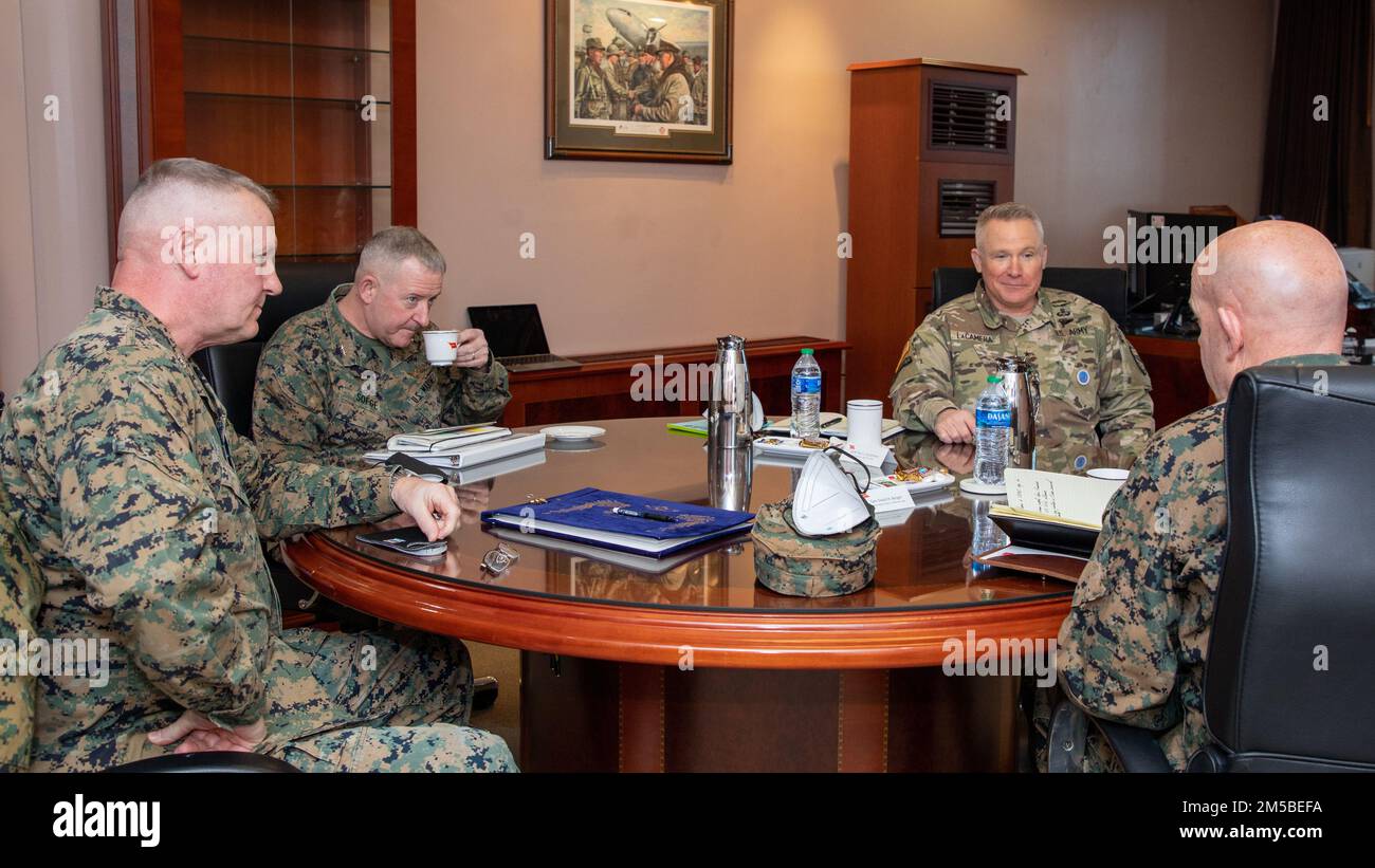 STATI UNITI David H. Berger, a destra, il 38th° Comandante del corpo Marino, parla con il Gen. Paul J. LaCamera, al centro a destra, al comando delle Nazioni Unite, al comando delle forze combinate, e al comandante della Corea delle forze degli Stati Uniti, il Gen. Bradley S. James, a sinistra, USA Il corpo marino forza comandante della Corea, e il generale Robert B. Sofge, capo di stato maggiore dell'UNC/CFC/USFK, durante una visita a Seoul, ROK, 21 febbraio 2022. Durante la visita hanno incontrato Marines e leader in tutta la Corea per discutere di partnership e preparazione in tutta la regione. Foto Stock
