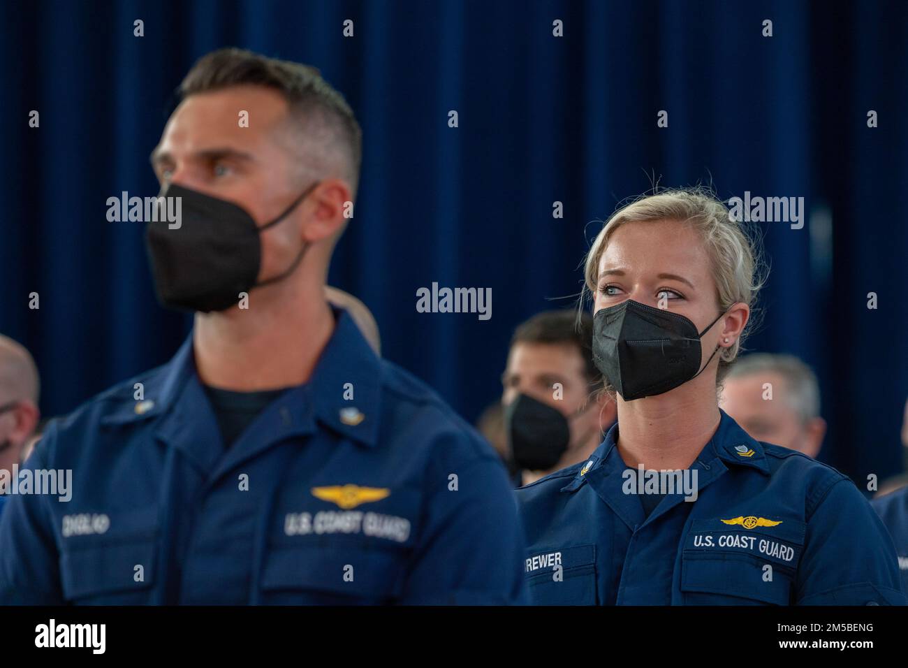 Petty Officer 2nd Class Savanna Brewer un tecnico di manutenzione dell'aviazione di stanza a Coast Guard Air Station Clearwater, Florida, guarda durante il 2022 Stato della Guardia Costiera Indirizzo a Air Station Clearwater 24 febbraio 2022. Durante il discorso annuale, il comandante della Guardia Costiera, Karl Schultz, ha riflettuto sui successi dell’organizzazione nel corso dell’ultimo anno e ha delineato la visione condivisa per il futuro della Guardia Costiera. Foto Stock