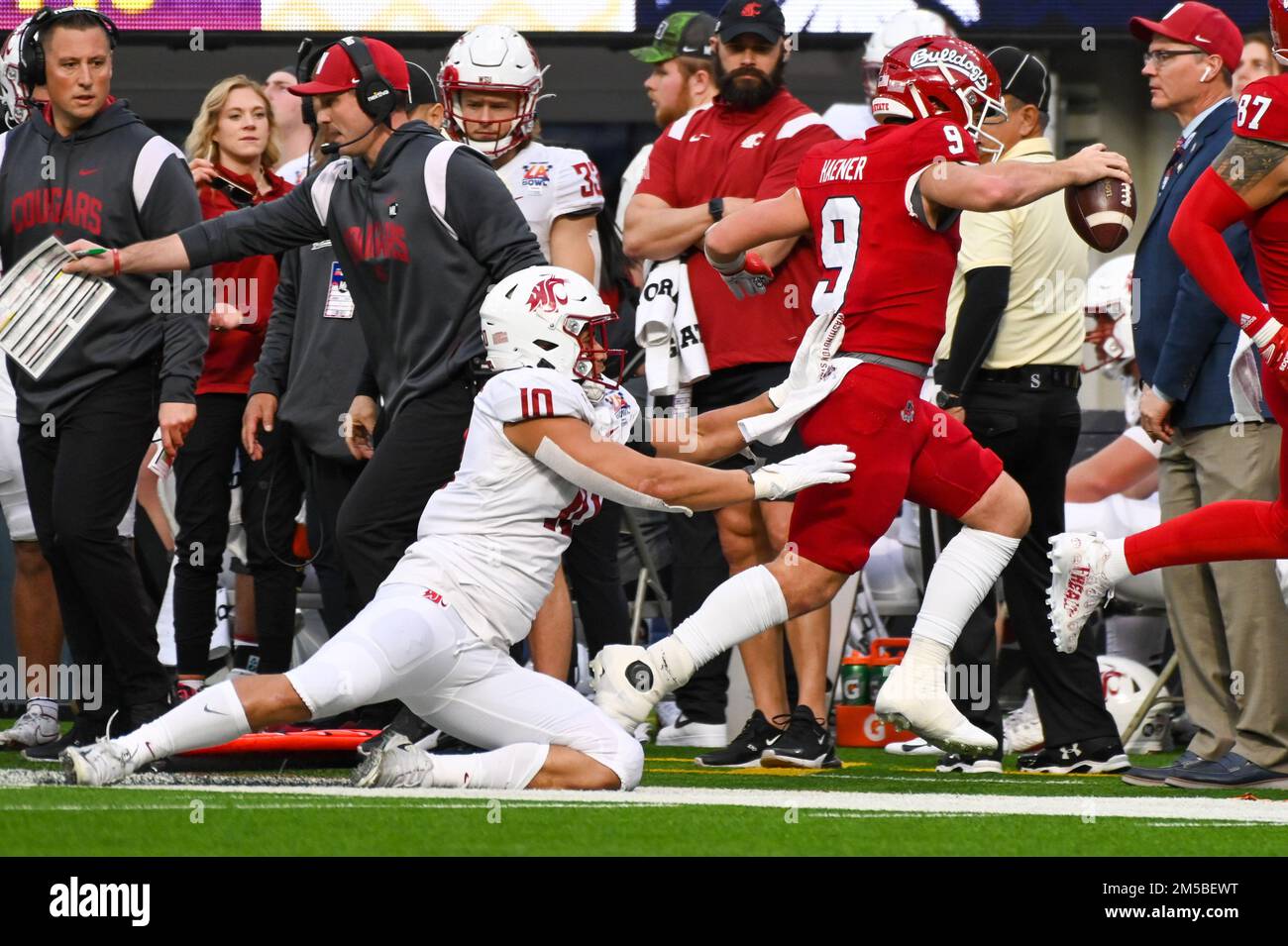 Fresno state Bulldogs quarterback Jake Haener (9) è spinto fuori dai limiti da Washington state Cougars Defensive End Ron Stone Jr. (10) durante la LA LA B. Foto Stock