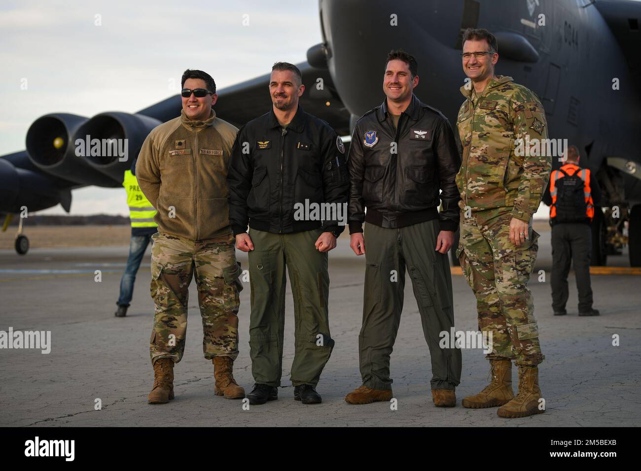 La leadership militare statunitense incontra un pilota alleato dell'aeronautica ceca di fronte allo Stratofortress B-52H, assegnato allo Squadrone della bomba Expeditionary 69th, RAF Fairford, Inghilterra, durante una conferenza stampa con i media cechi all'aeroporto di Ostrava Leos Janacek di Ostrava, Repubblica Ceca, Durante la Bomber Task Force Europe, 21 febbraio 2022. Gli Stati Uniti sono l'unica nazione alleata che mantiene le capacità strategiche dei bombardieri ed esercita la loro portata globale per conto degli alleati e dei soci intorno al globo--in qualunque momento, dovunque. Foto Stock