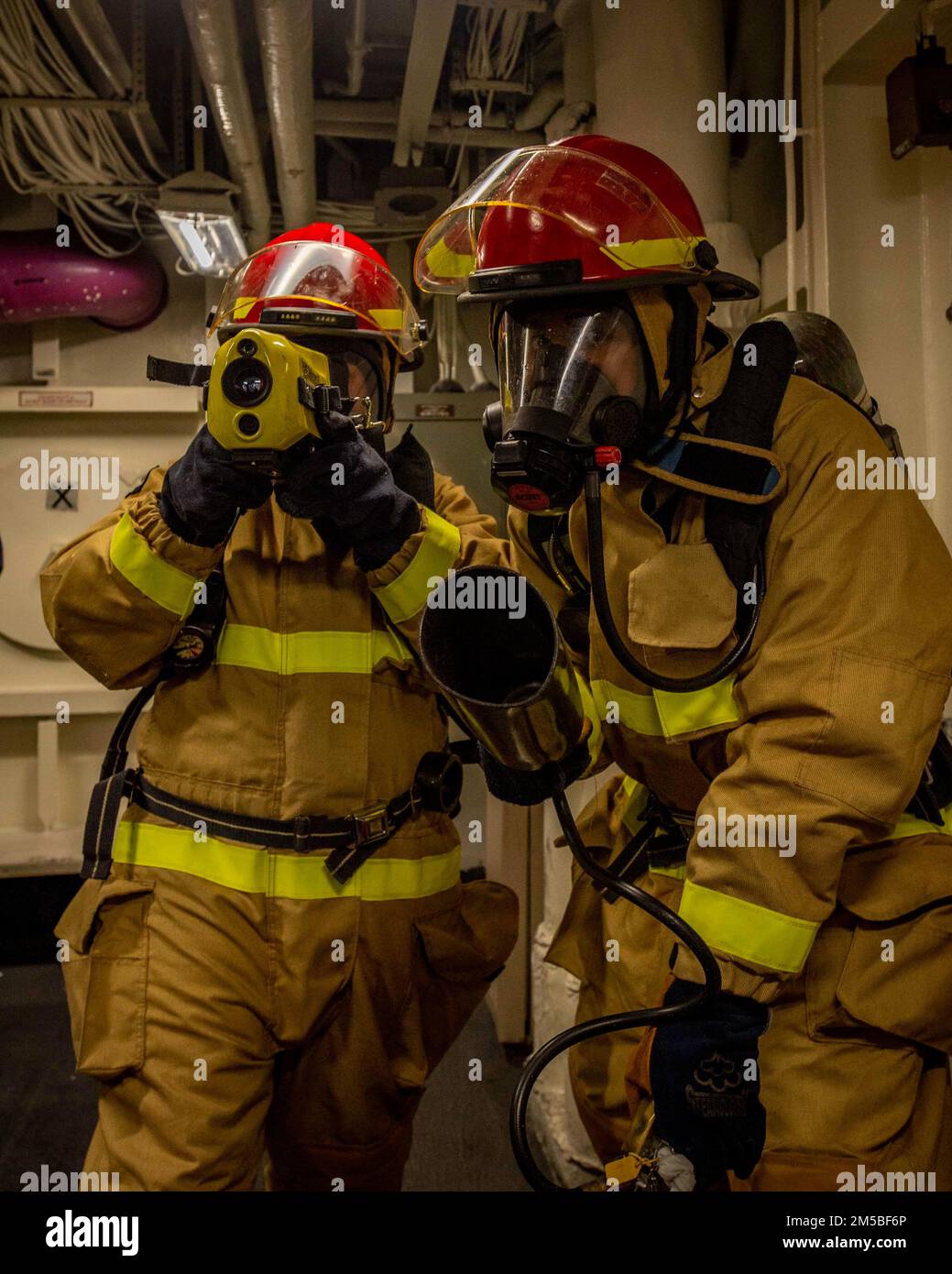 220221-N-MW880-2077 OCEANO ATLANTICO (DAL 21, 2022) Damage Controlman 2nd classe Suprena Flores, Left, e Hull Technician 2nd classe David Thomas assegnato alla portaerei USS George H.W. Bush, combattere un incendio simulato durante il TSTA/FEP (Tailored Ship’s Training Availability/Final Evaluation Problem), 21 febbraio 2022. TSTA/FEP è un'evoluzione della formazione multifase progettata per dare all'equipaggio una solida base di competenza operativa a livello di unità e per migliorare la capacità della nave di autoaddestrarsi. George H.W. Bush fornisce all'autorità nazionale di comando flessibile, adattabile capacità di combattimento di guerra thro Foto Stock