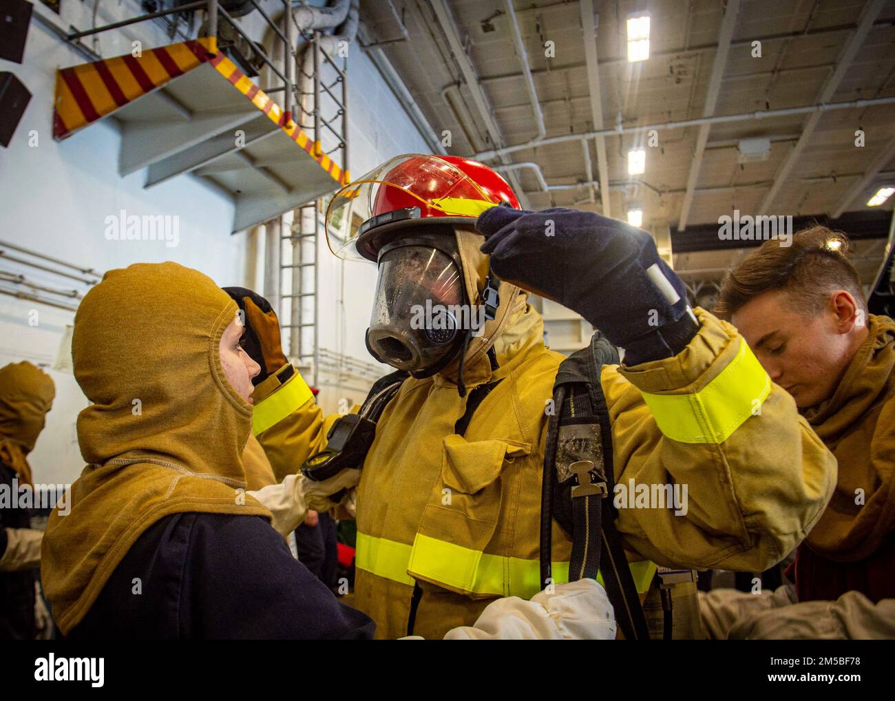 220221-N-SY758-1008 OCEANO ATLANTICO (21 febbraio 2022) marinai assegnati alla USS George H.W. Bush (CVN 77) non indossare l'attrezzatura antincendio durante un'esercitazione di controllo dei danni per la disponibilità di addestramento su misura della nave/problema di valutazione finale (TSTA/FEP), 21 febbraio 2022. TSTA/FEP è un'evoluzione della formazione multifase progettata per fornire all'equipaggio una solida base di competenza operativa a livello di unità e per migliorare la capacità della nave di autoaddestrarsi. George H.W. Bush fornisce all'autorità di comando nazionale una capacità di combattimento di guerra flessibile e personalizzabile attraverso il gruppo di sciopero del vettore che mantiene la stabilità marittima e la secur Foto Stock
