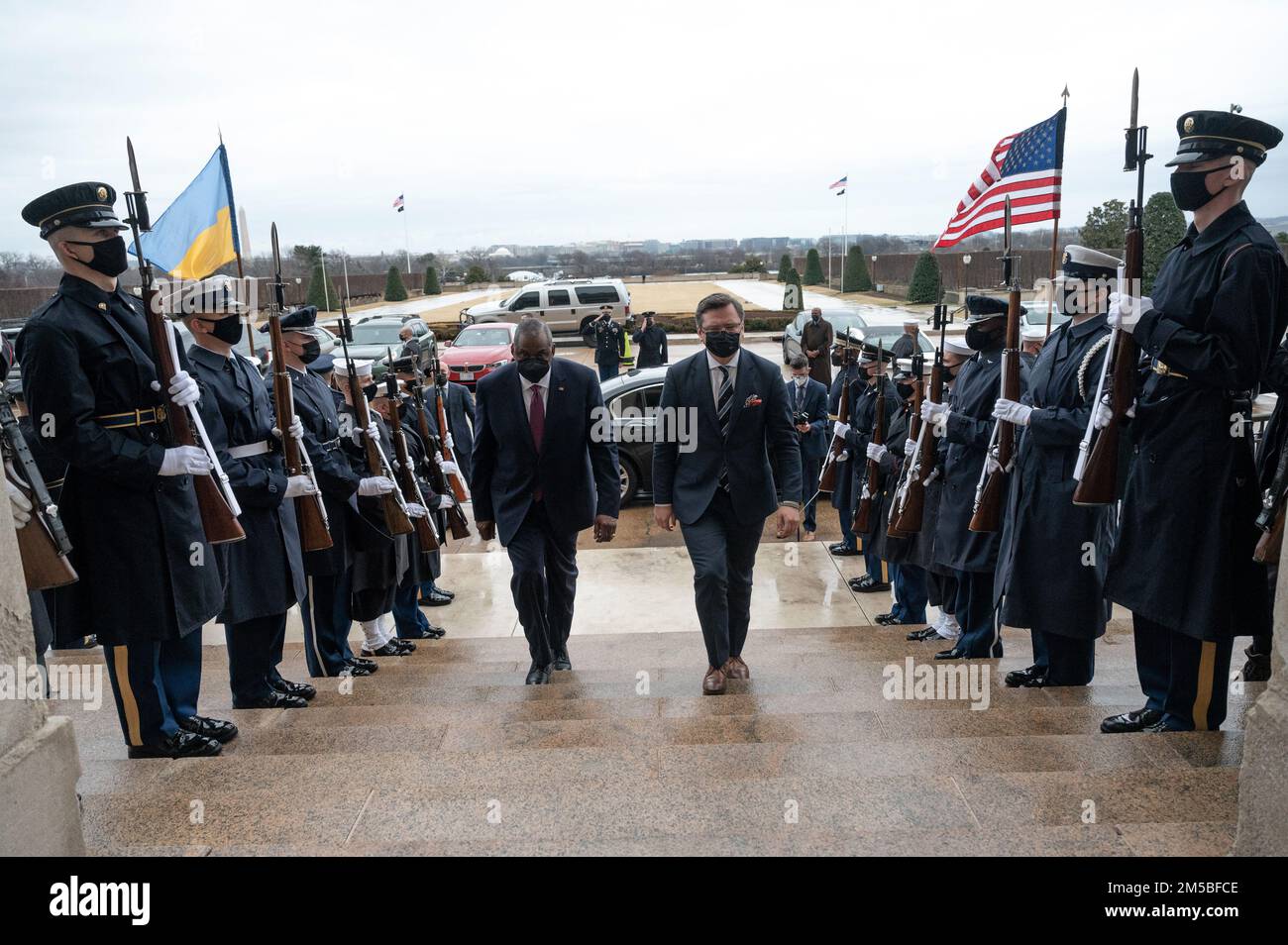 Il Segretario della Difesa Lloyd J. Austin III ospita il Ministro degli Esteri ucraino Dmytro Kuleba per un incontro al Pentagono di Washington, D.C., 22 febbraio 2022. (Foto DOD di Lisa Ferdinando) Foto Stock
