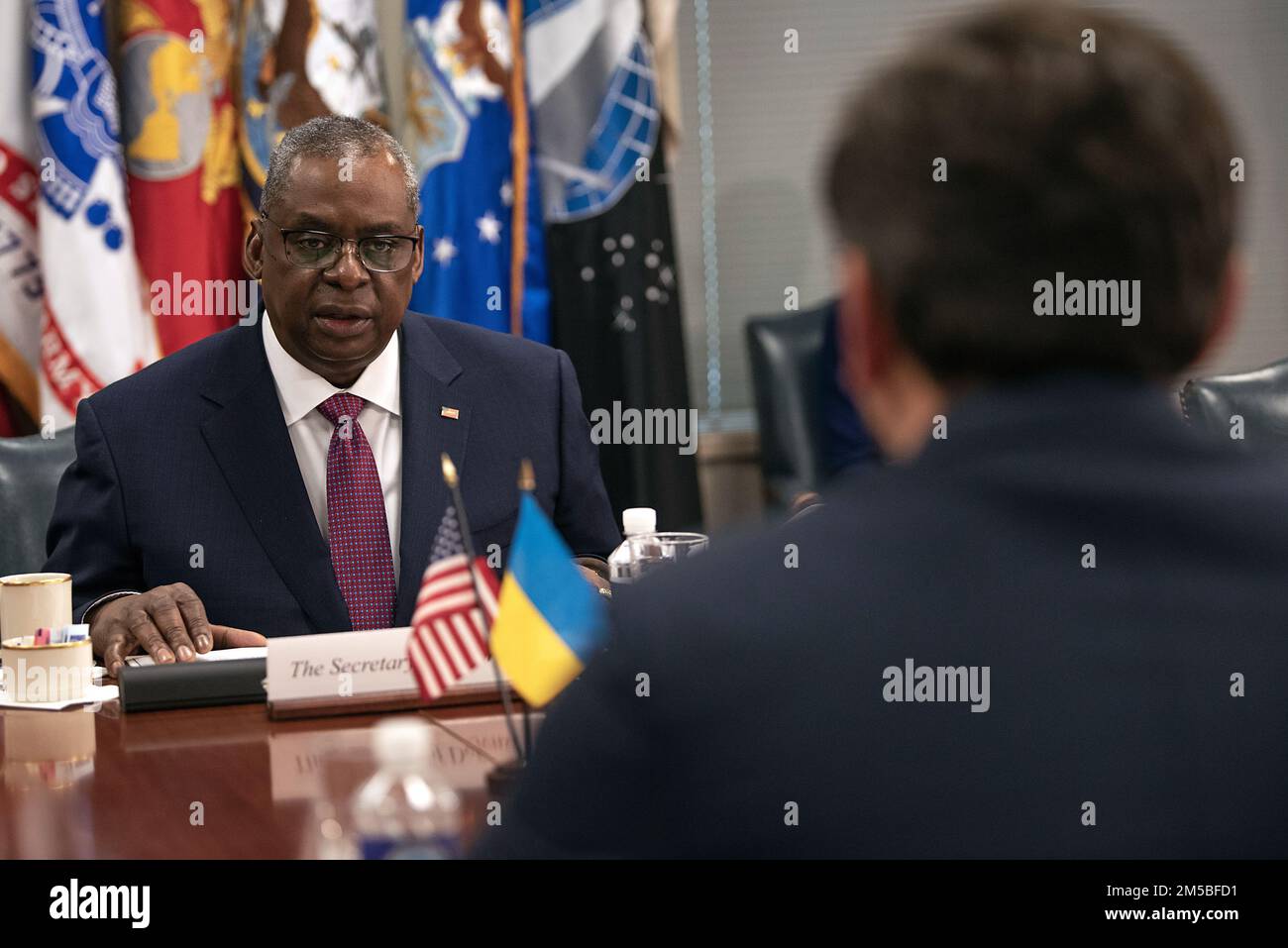 Il Segretario della Difesa Lloyd J. Austin III ospita il Ministro degli Esteri ucraino Dmytro Kuleba per un incontro al Pentagono di Washington, D.C., 22 febbraio 2022. (Foto DOD di Lisa Ferdinando) Foto Stock