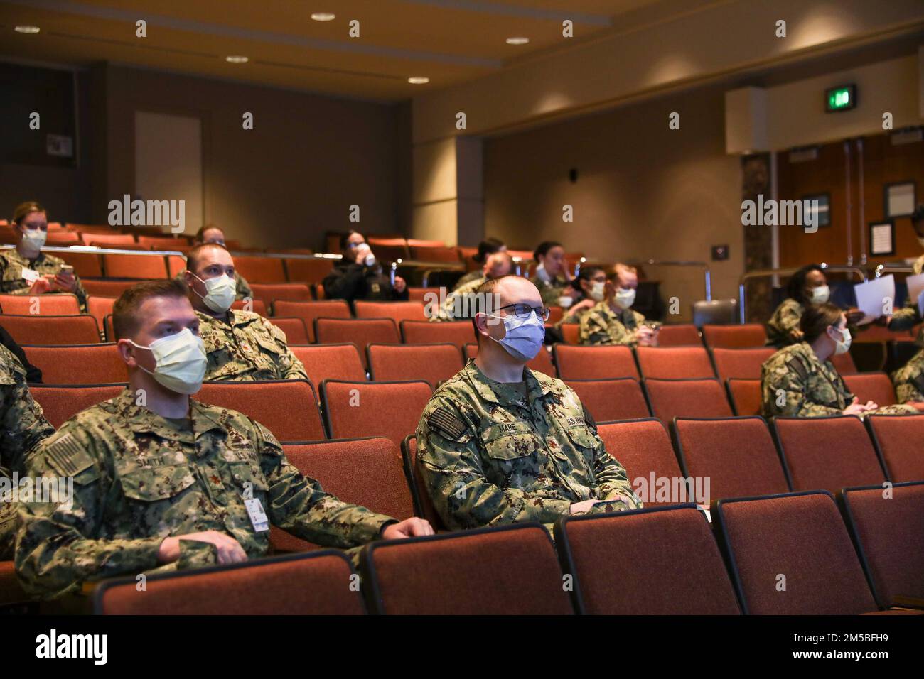 INDIANAPOLIS - USA I marinai della Marina assegnati a un team di risposta medica attualmente dislocati a Indianapolis, Indiana, partecipano a un'accoglienza congiunta inversa, a una messa in scena e a un brief sull'integrazione per chiudere le operazioni di risposta COVID presso l'IU Health Methodist Hospital di Indianapolis, 22 febbraio 2022. Il team di risposta medica viene distribuito all'ospedale a supporto delle continue operazioni di risposta COVID del Dipartimento della Difesa per aiutare le comunità in stato di bisogno. STATI UNITI Northern Command, attraverso gli Stati Uniti Army North, rimane impegnata a fornire supporto flessibile al Dipartimento della Difesa dell'intero governo COV Foto Stock