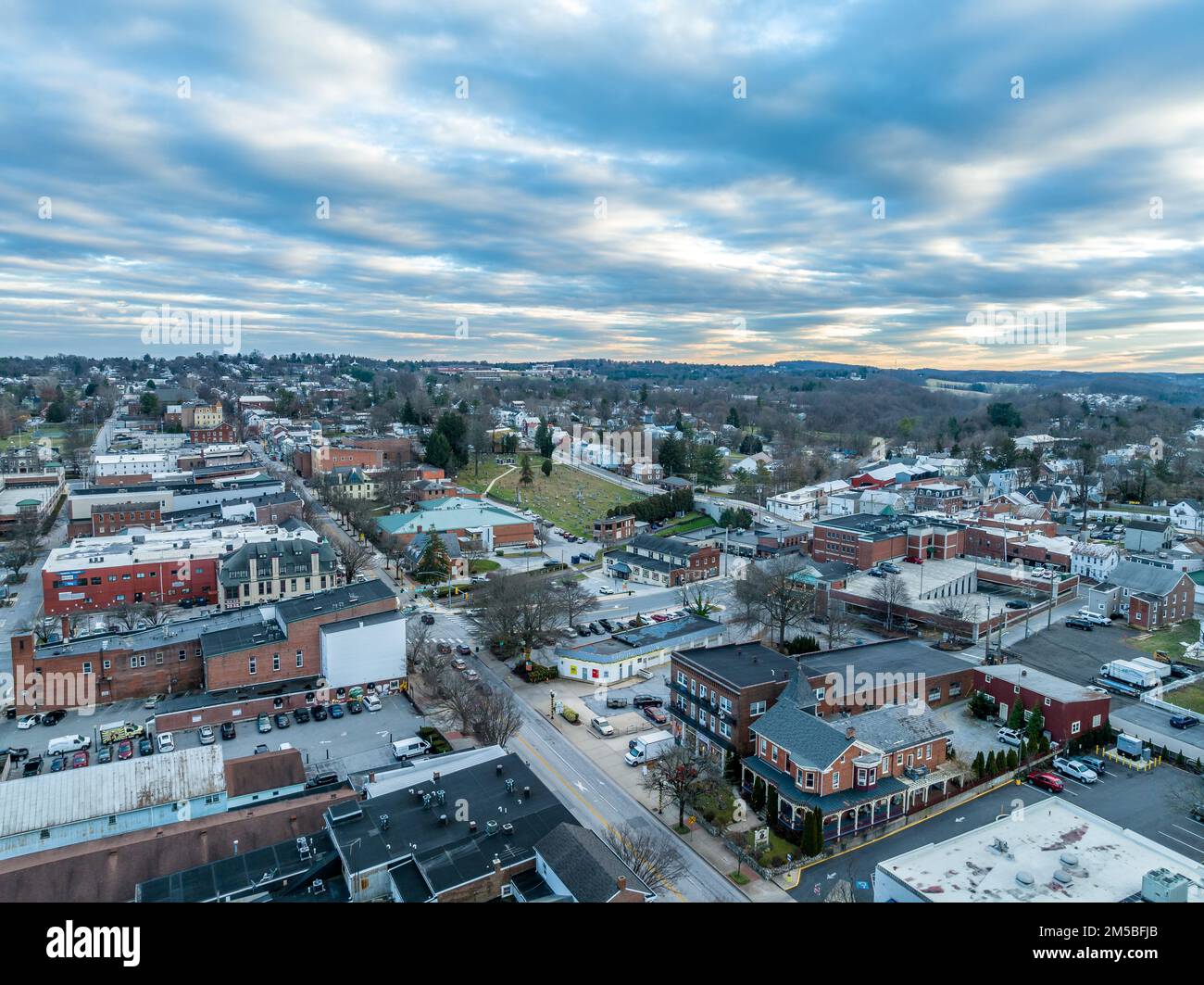 Vista aerea della storica cittadina di Westminster nella contea di Carroll, Maryland, con la strada principale e il McDaniel College Foto Stock