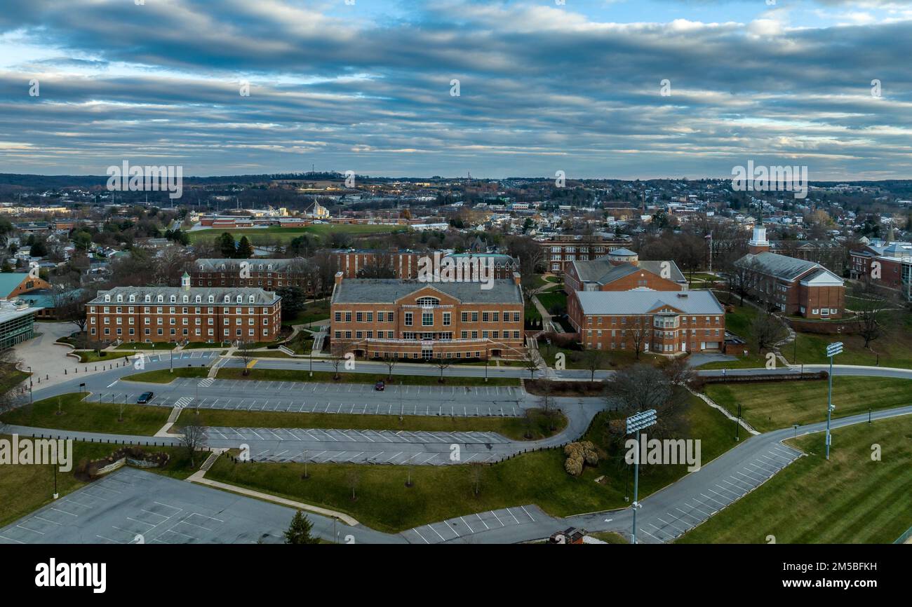 Vista aerea della storica cittadina di Westminster nella contea di Carroll, Maryland, con la strada principale e il McDaniel College Foto Stock