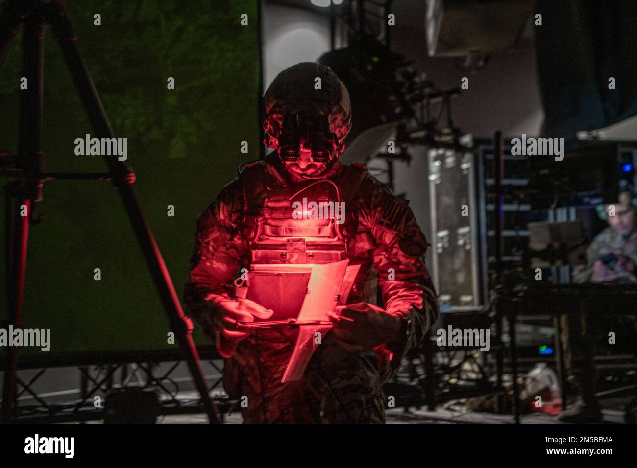 Un ufficiale di warrant con le forze speciali della Grecia sviluppa una linea 9 nel sistema di addestramento del controllore di attacco del terminale congiunto avanzato (AAJTS) durante il corso di qualificazione del controllore di attacco del terminale congiunto del volo di addestramento di combattimento (CTF) 137th il 12 maggio 2022, alla base della guardia nazionale di Rogers di Will, Oklahoma City. Gli studenti del CTF 137th sperimentano fino a sette profili di missione completi che richiedono chiamate per il supporto aereo da vicino nell'AAJTS, il che è migliorato dalla capacità di avviare e arrestare scenari nel simulatore per adattarsi in modo non possibile durante l'addestramento con aerei dal vivo. (STATI UNITI Foto Stock