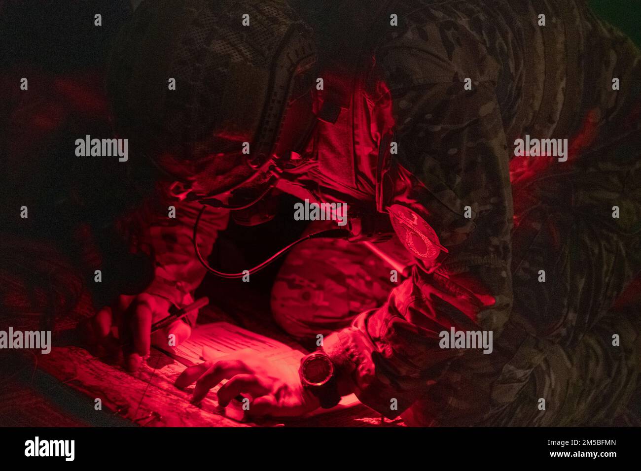 Un ufficiale di warrant con le forze speciali della Grecia sviluppa una linea 9 nel sistema di addestramento del controllore di attacco del terminale congiunto avanzato (AAJTS) durante il corso di qualificazione del controllore di attacco del terminale congiunto del volo di addestramento di combattimento (CTF) 137th il 12 maggio 2022, alla base della guardia nazionale di Rogers di Will, Oklahoma City. Gli studenti del CTF 137th sperimentano fino a sette profili di missione completi che richiedono chiamate per il supporto aereo da vicino nell'AAJTS, il che è migliorato dalla capacità di avviare e arrestare scenari nel simulatore per adattarsi in modo non possibile durante l'addestramento con aerei dal vivo. (STATI UNITI Foto Stock