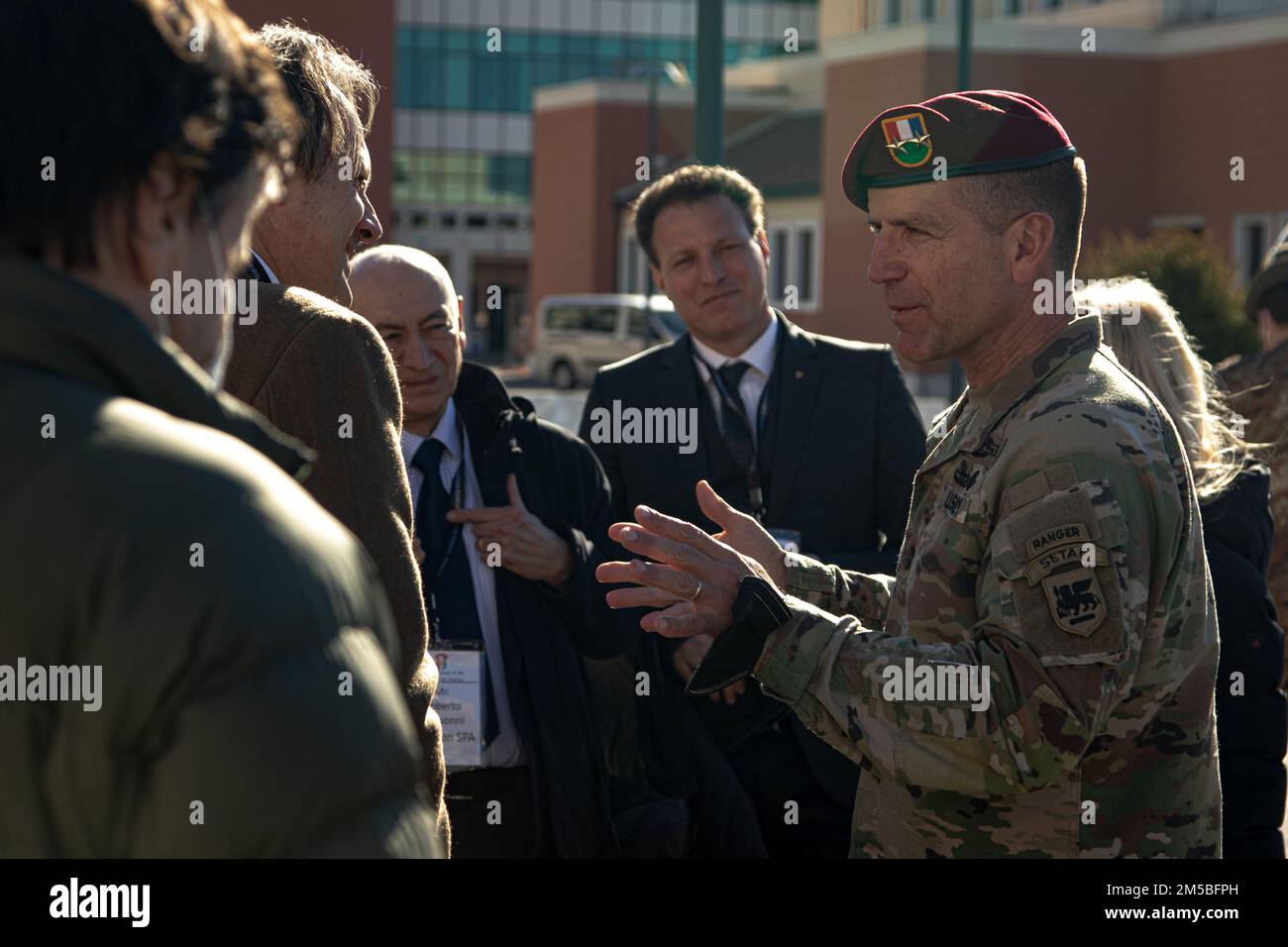 Gen. Andrew Rohling, comandante degli Stati Uniti Army Southern European Task Force, Africa, visite con i membri della Confindustria vicentina il 22 febbraio 2022, a Caserma del DIN, Vicenza Italia, nell'ambito di un evento che espone le strutture e la missione di SETAF-AF. I partecipanti sono stati in grado di visitare il SETAF-AF con il personale, nonché di visualizzare le esposizioni interattive per le attrezzature, per costruire relazioni con la nazione ospitante. Foto Stock