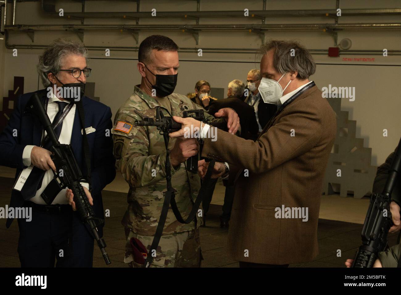 Gen. Andrew Rohling, comandante degli Stati Uniti La Task Force dell'Esercito dell'Europa meridionale, Africa, dimostra come utilizzare un fucile M-4 di simulazione per scopi formativi ad un partecipante durante la Giornata della Confindustria, che ha ospitato i membri della Confindustria vicentina sulla Caserma del DIN il 23 febbraio 2022. L'evento ha permesso ai proprietari di aziende locali di interagire con le esposizioni statiche sulla base, oltre a saperne di più sulla missione SETAF-AF e sui progetti in corso nelle comunità locali. Foto Stock