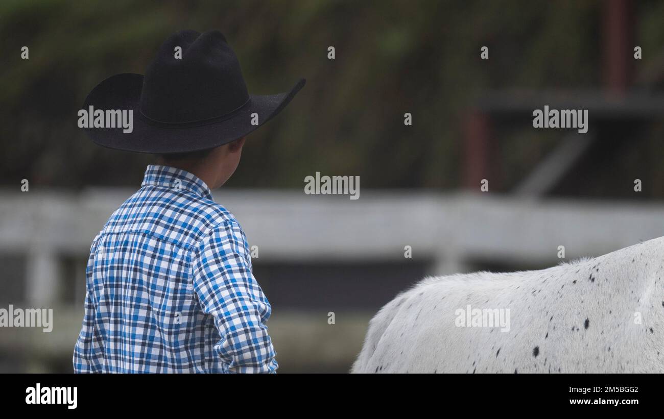 piccoli cowboy ecuadoriani con i loro cappelli in uno spettacolo di animali Foto Stock