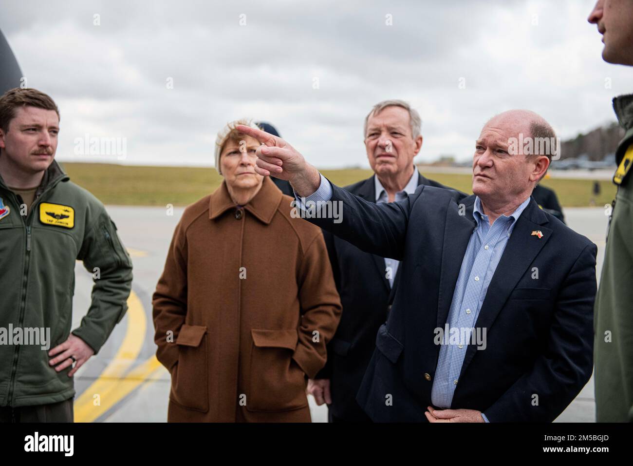 Chris Coons DEM-del, delegato del Congresso, chiede agli Stati Uniti Maxfield “Trip” Pearson, un pilota di F-15E Strike Eagle del 336th Fighter Squadron assegnato alla base dell'aeronautica militare Seymour Johnson, North Carolina, Informazioni su un componente specifico del F-15E mentre ricevi un briefing sulle capacità durante una visita con i leader senior degli alleati in Europa presso la base aerea di Łask, Polonia, 22 febbraio 2022. Il Sen. Coons, insieme ad altri delegati del Congresso, si è incontrato con gli alti dirigenti degli Alleati in Europa per discutere dell'alleanza NATO, dei programmi di assistenza estera degli Stati Uniti e per valutare la situazione della sicurezza in EA Foto Stock