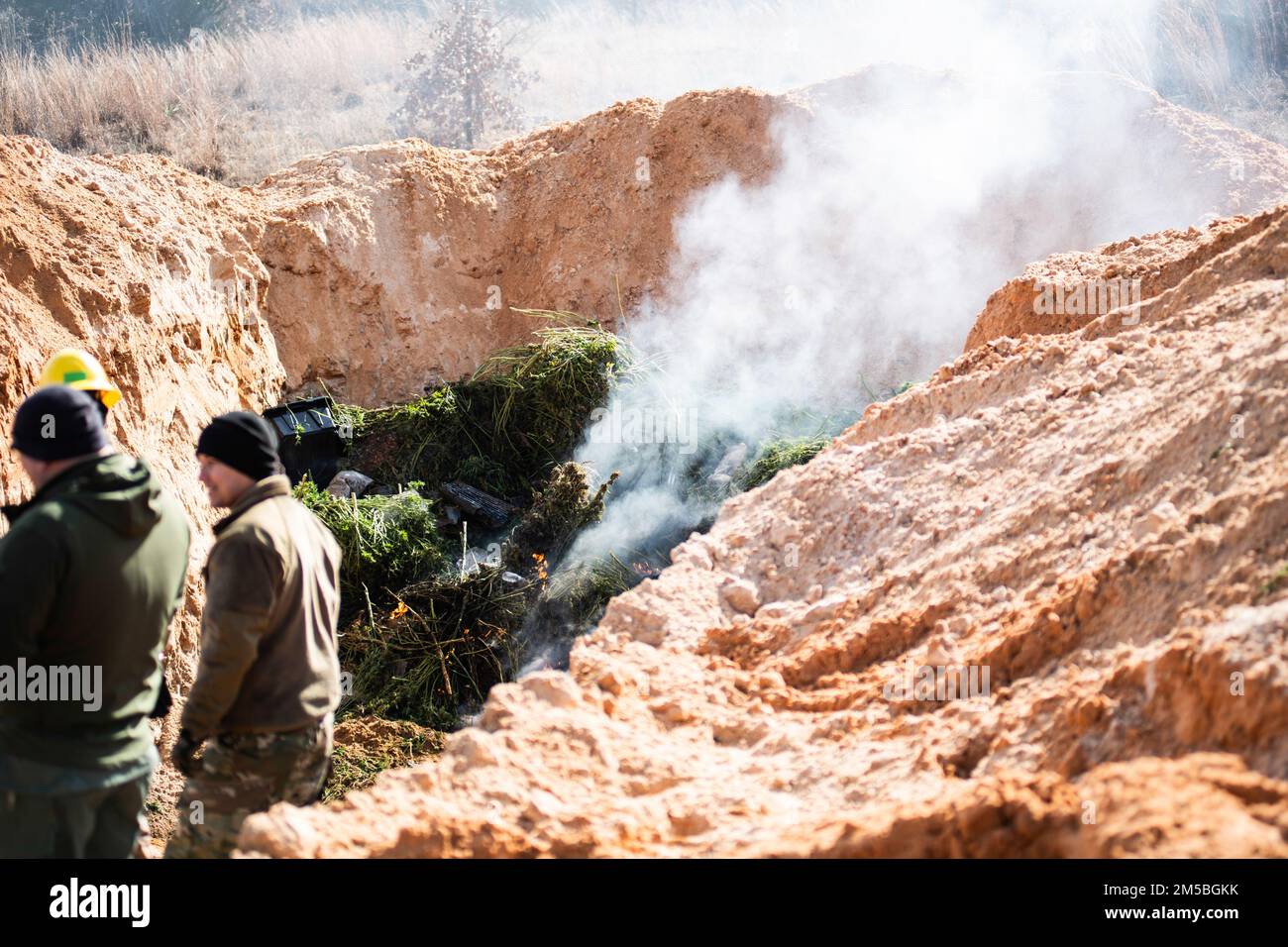 I membri della direzione nazionale dell'esercito dell'Oklahoma assistono le autorità locali nella distruzione della marijuana durante un'operazione massiccia e multiagenzia che mira alla crescita e al traffico di marijuana criminale nella regione meridionale dell'Oklahoma, 22 febbraio 2022. Egli OKNG ha assistito con la pulizia dei nove siti Grow illegali o non registrati dopo che i funzionari delle forze dell'ordine hanno servito i mandati e raccolto le prove di cui avevano bisogno. (Foto della Guardia Nazionale dell'Oklahoma di Sgt. 1st Classe Mireille Merilice-Roberts) Foto Stock