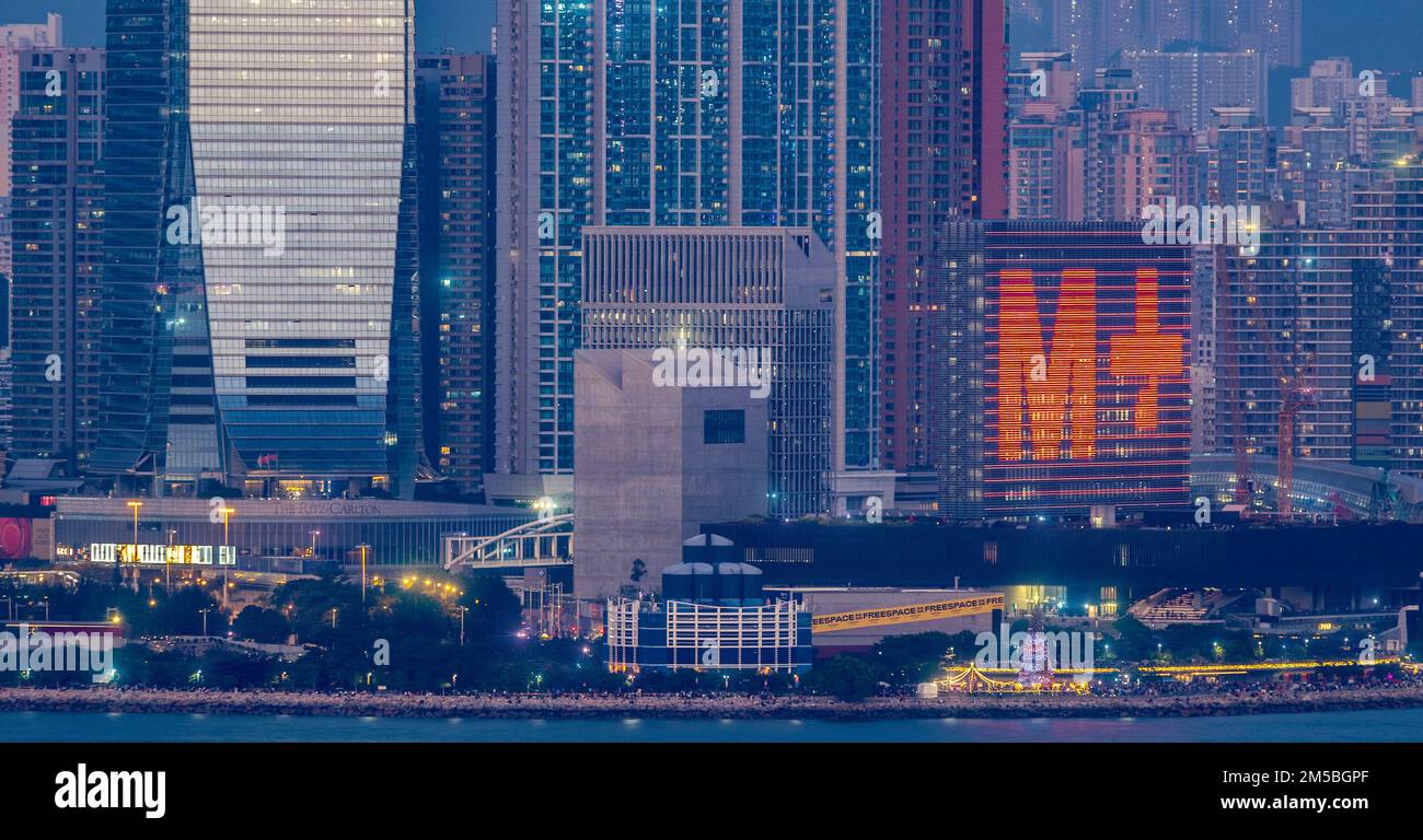 L'ICC International Commerce Centre e il nuovissimo museo M+ di cultura visiva di Hong Kong, Victoria Harbour, Hong Kong, Cina. Foto Stock