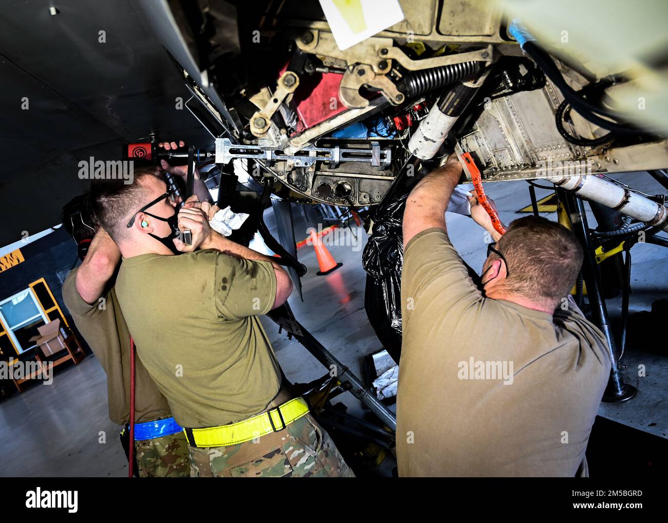 20th manutenzione delle apparecchiature tecnologia dei metalli degli aeromobili Squadron gli Airmen eseguono un'operazione di alesatura delle paratie presso la base dell'aeronautica militare di Shaw, South Carolina, 22 febbraio 2022. Il team ha alesato il punto di montaggio per rimuovere i danni all'interno del foro sulla superficie critica della frattura. Il processo è stato progettato di recente e ha accelerato i tempi per l'esecuzione delle riparazioni eliminando la necessità di un team di assistenza presso il deposito. Foto Stock
