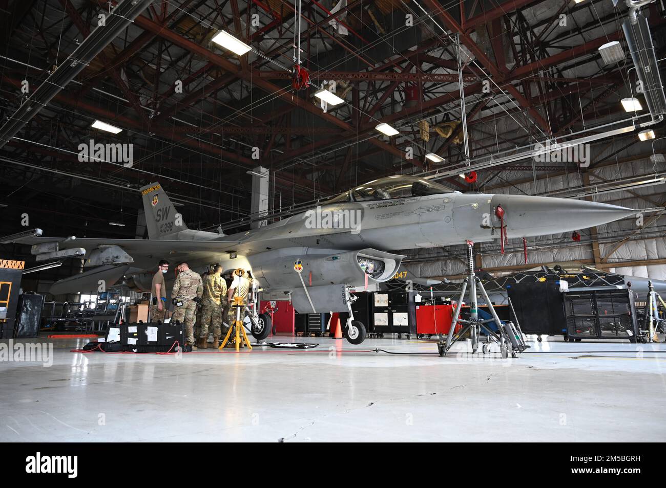 20th manutenzione delle apparecchiature tecnologia dei metalli degli aeromobili Squadron gli Airmen eseguono per la prima volta un'operazione di alesatura delle paratie presso la base dell'aeronautica militare di Shaw, South Carolina, 22 febbraio 2022. Il nuovo processo di progettazione accelera i tempi di esecuzione delle riparazioni eliminando la necessità di un Depot Field Team, che può richiedere fino a 3-4 mesi, e a sua volta riporta un aereo vitale alla missione Fighter Wing 20th. Foto Stock