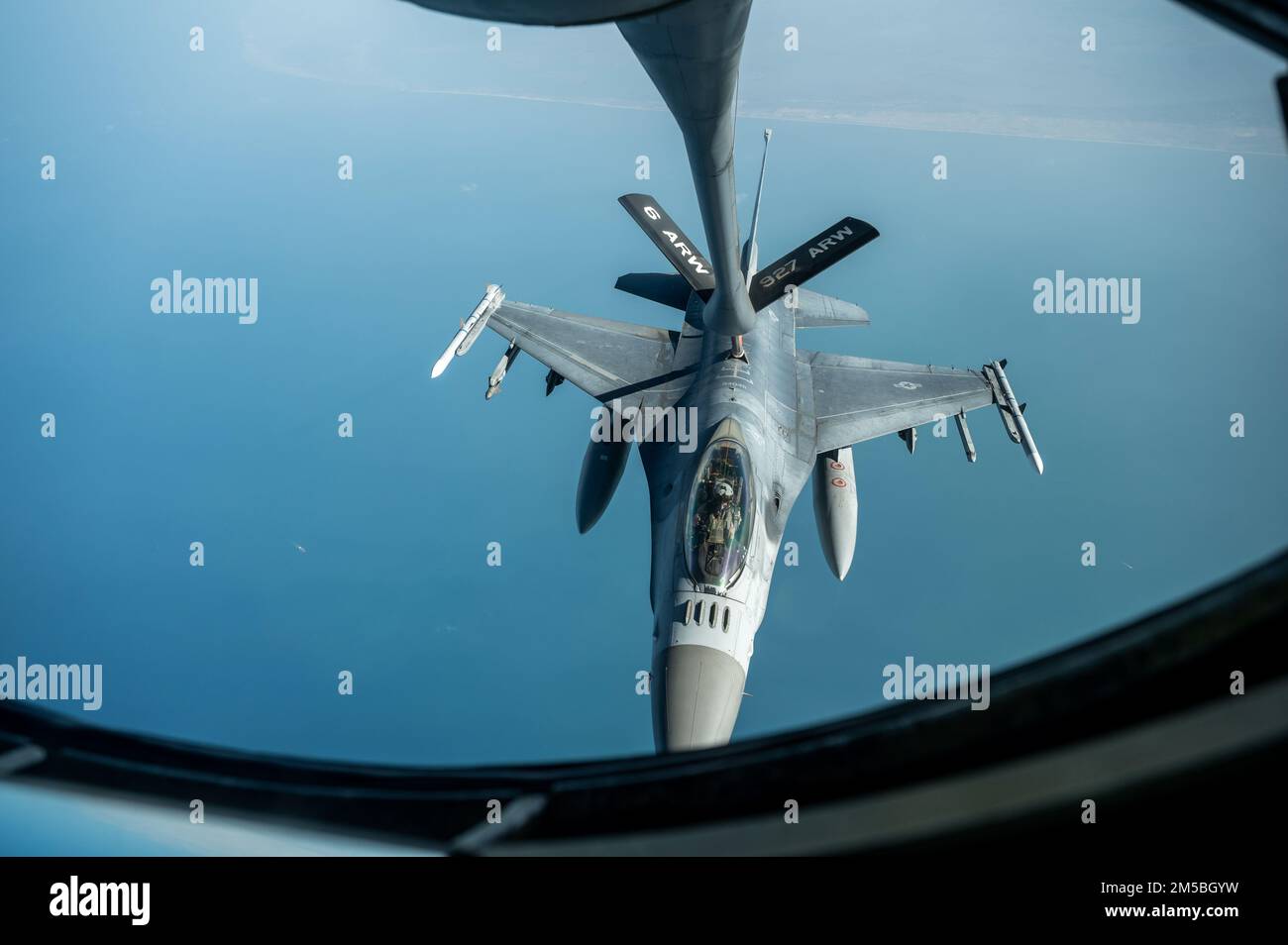 Un US Air Force F-16 Fighting Falcon riceve carburante da un US Air Force KC-135 Stratotanker sopra una località non divulgata sopra il sud-ovest asiatico, il 23 febbraio 2022. Il KC-135 offre alla Ninth Air Force (Air Forces Central) una capacità di rifornimento aereo globale per supportare gli aerei della nazione congiunta e partner in tutta l'area di responsabilità del comando centrale degli Stati Uniti. (Foto dello staff Sgt. Frank Rohrig) Foto Stock