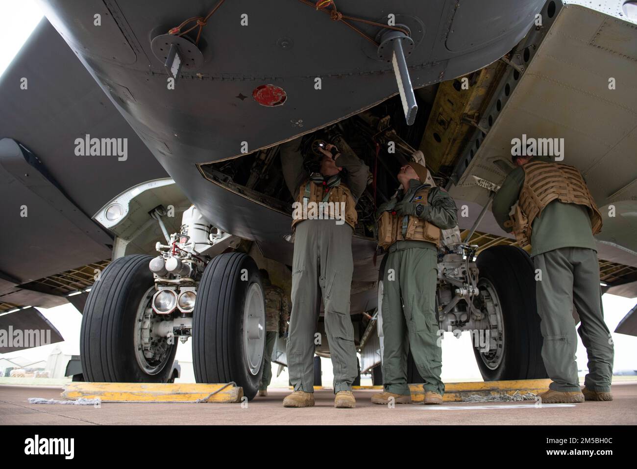 NEGLI STATI UNITI Air Force B-52H Stratofortress pilota, a sinistra, assegnato al 69th Expeditionary Bomb Squadron, conduce un'ispezione pre-volo con il Colon. Brian Filler, al centro, 501st Combat Support Wing Commander, al RAF Fairford, Inghilterra, 22 febbraio 2022. Il riempitore ha completato diversi requisiti prima del volo prima di salire a bordo di uno Stratofortress B-52H per un volo di familiarizzazione. Foto Stock