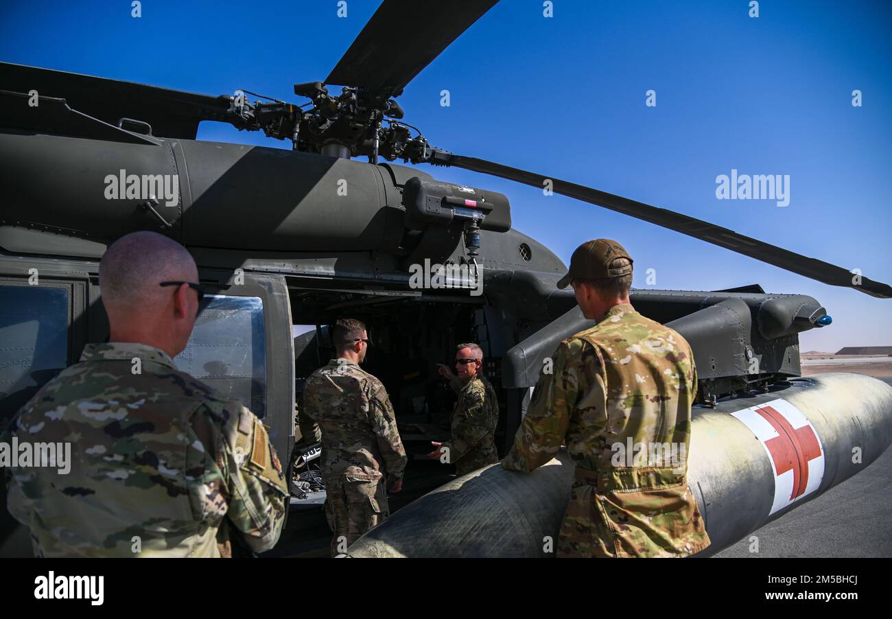 I leader della 378th Air Expeditionary Wing ricevono un tour della HH-60m Black Hawk dagli Stati Uniti Soldati dell'esercito della Task Force Longhorn alla base aerea del principe Sultano, Regno dell'Arabia Saudita, 23 febbraio 2022. L'HH-60m Black Hawk è un elicottero specializzato multi-missione in grado di supportare missioni mediche, di personale o di trasporto merci. Foto Stock