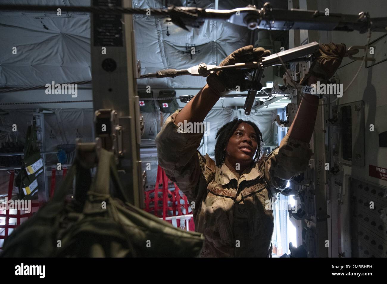 Staff Sgt. Toiannah Campbell, 36th Expeditionary Airlift Squadron loadmaster, prepara i cavi per salti di linea statici durante l'esercizio Cope South 2022, 22 febbraio 2022, presso Bangladesh Air Force (BAF) base Bangabandhu, Bangladesh. Le forze aeree degli Stati Uniti e del Bangladesh hanno condotto una linea statica e salti ad alta quota e bassa apertura (ALONE) durante l'esercizio. L'esercizio bilaterale offre alle forze aeree del Pacifico e al BAF l'opportunità di rafforzare le loro relazioni e migliorare l'interoperabilità, per operare insieme in modo più efficace quando necessario. Foto Stock