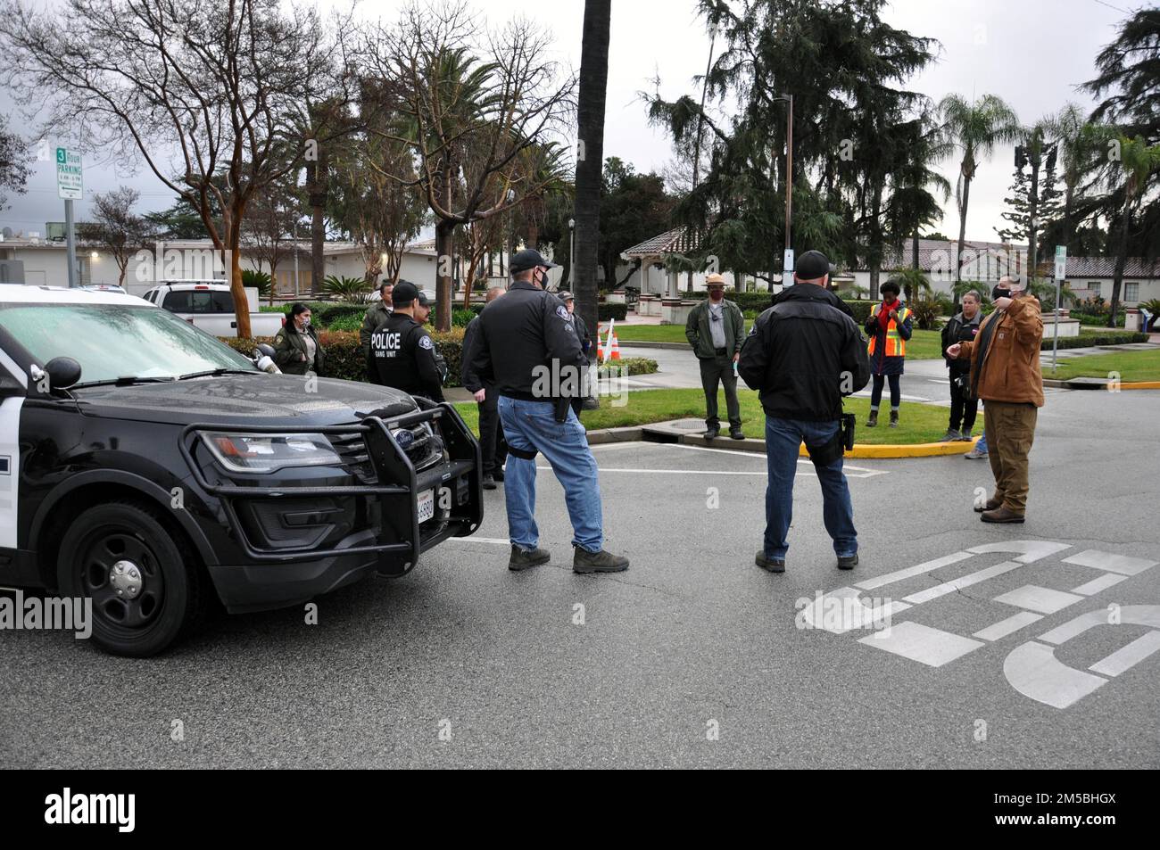Trevor Snyder, project manager della divisione Operations, USA Army Corps of Engineers Los Angeles District, a sinistra, rifornisce una squadra dei ranger del parco del corpo la District, del dipartimento di polizia di Azusa e del dipartimento di controllo degli animali della contea di Los Angeles dopo l'interruzione del giorno 22 febbraio ad Azusa, California. Un totale di 128 tonnellate di detriti galleggianti nel fiume San Gabriel è stato rimosso dal Corps’ LA District durante un progetto di pulizia della settimana. (Foto di John Reese, Stati Uniti Corpo dell'esercito degli ingegneri del distretto di Los Angeles) Foto Stock