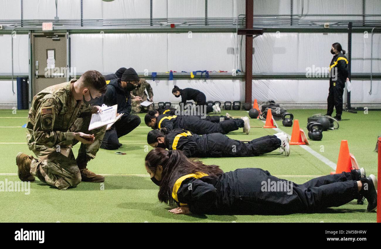 Istruttori con la base congiunta Lewis McChord Holistic Health and Fitness Pregnancy and Postpartum Training Program (P3T) grado l'estensione del braccio push-up come parte dell'Army Combat Fitness Test (ACFT), 22 febbraio 2022. I soldati postpartum hanno completato un ACFT per fornire una base per monitorare i miglioramenti dei loro livelli di fitness fisico nel periodo di tempo in cui sono nel programma. I soldati postpartum sono in programma per sei mesi, il che consente loro di tenere traccia dei loro progressi per un periodo di tempo prolungato. Foto Stock