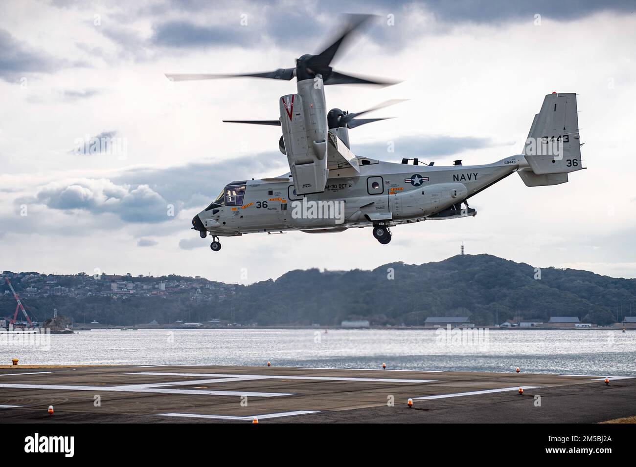 Un velivolo tiltrotor Osprey CMV-22B assegnato ai 'Titans' di Fleet Logistics Multi-Mission Squadron (VRM) 30, si prepara ad atterrare al Commander, Fleet Activities Sasebo (CFAS), mentre conduce le operazioni di trasferimento passeggeri e merci. Per 75 anni, CFAS ha fornito, mantenuto e gestito strutture e servizi di base per potenziare le forze alleate e statunitensi schierate in futuro, fornendo al contempo un supporto superiore alle loro famiglie e alla comunità. Foto Stock