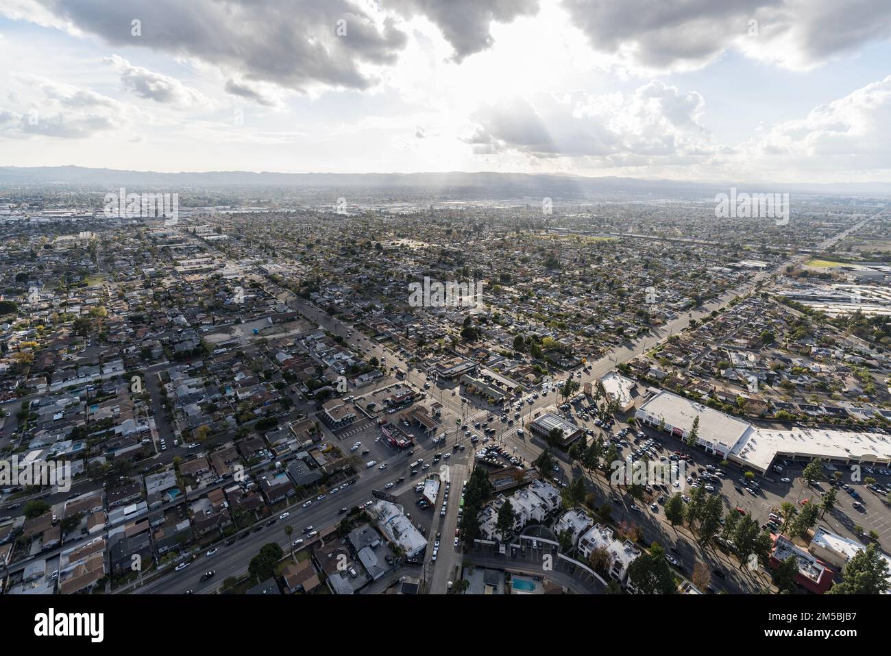 Los Angeles, California, USA - 6 dicembre 2022: Vista aerea di Roscoe blvd a Laurel Canyon Blvd nella San Fernando Valley. Foto Stock