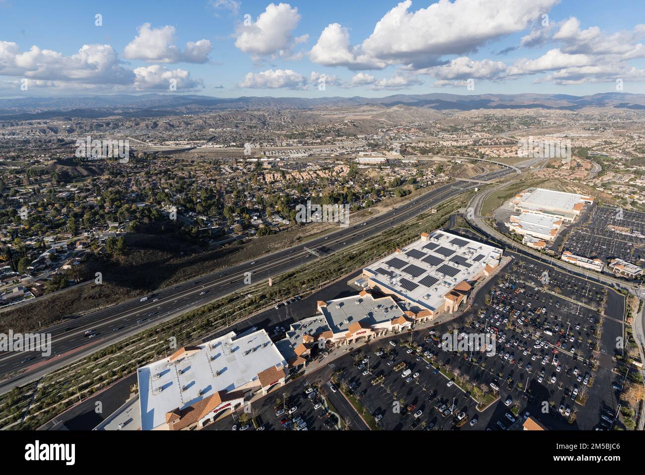 Santa Clarita, California, USA - 6 dicembre 2022: Vista aerea dei grandi magazzini e della superstrada 14 vicino a Los Angeles nella periferia di Santa Clarita. Foto Stock