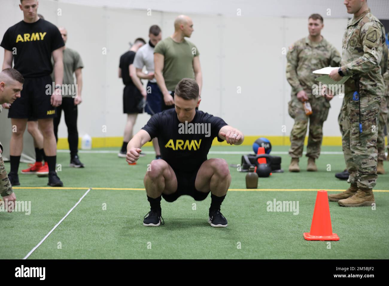 Benjamin Cunningham, una medica di combattimento con il distaccamento medico, 30th comando di truppe, completa un ampio salto durante il 2022 ° Tennessee National Guard's Best Warrior Competition a Murfreesboro il 23 febbraio. I partecipanti hanno svolto varie attività fisiche che simulano attività legate al combattimento presso il centro ricreativo del campus della Middle Tennessee state University. Foto Stock