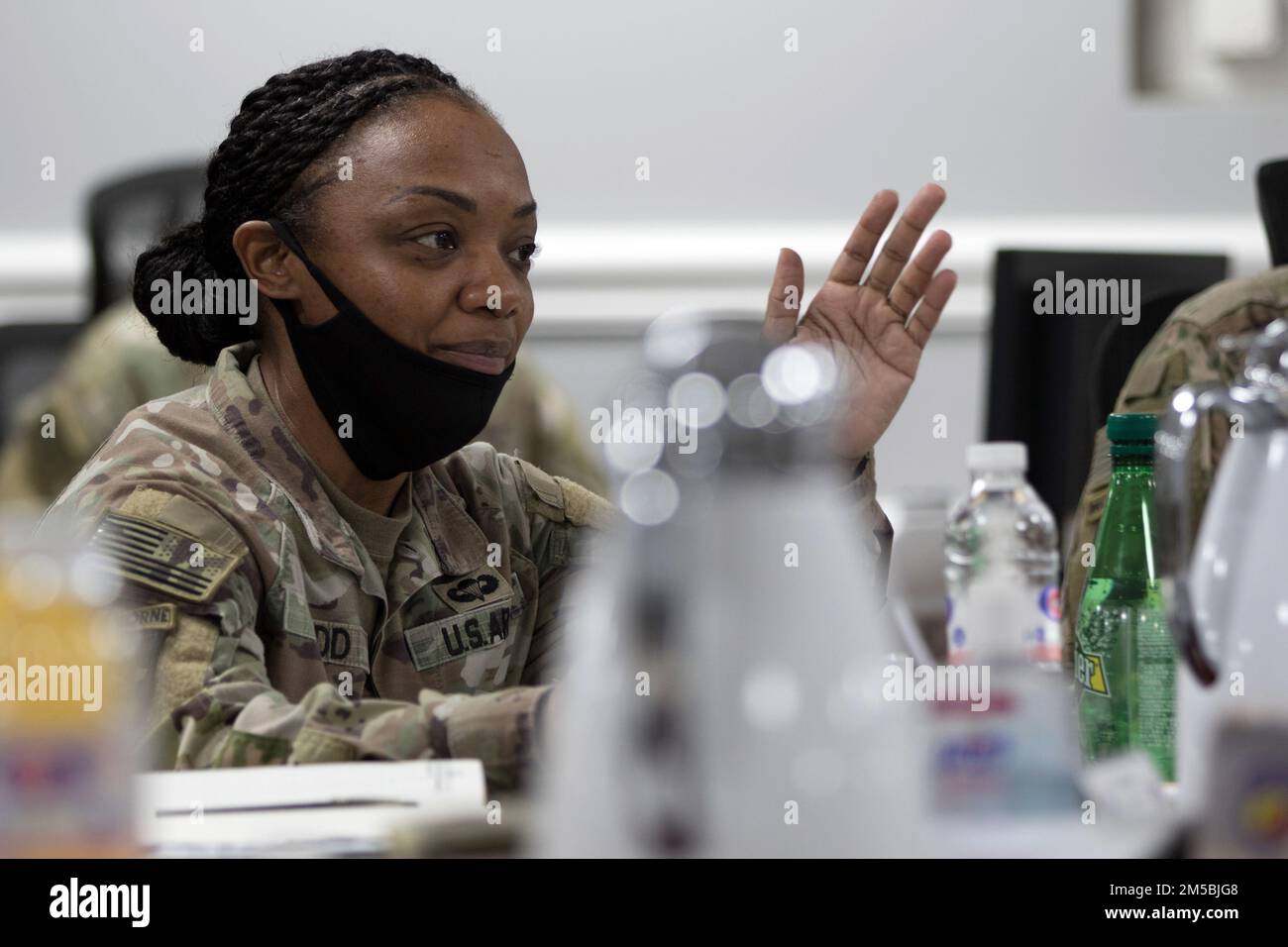 Il comando Sgt. Major Phelicea M. Redd, il consulente senior arruolato per il 1st° posto di comando operativo del comando di sostegno del teatro discute la prevenzione del suicidio durante il secondo giorno di una conferenza dei comandanti il 23 febbraio 2022, a Camp Arifjan, Kuwait. Il generale comandante del TSC 1st, Michel M. Russell Sr., ha ospitato la conferenza per ispirare unità e collaborazione tra i gruppi di comando responsabili dello svolgimento della missione del TSC 1st in tutti gli Stati Uniti Area di responsabilità del comando centrale. Foto Stock