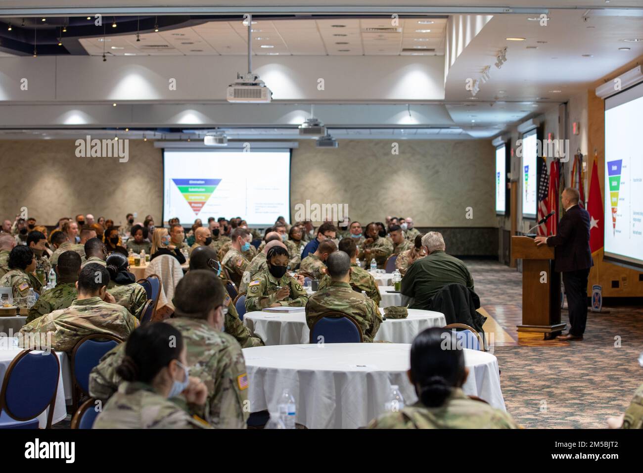 I soldati provenienti da tutta la 10th Divisione montagna ricevono informazioni dal Dr. Craig J. Bryan sulla prevenzione del suicidio nell'esercito a Fort Drum N.Y., 23 febbraio 2022. Il Dr. Bryan, un ex funzionario medico dell'aeronautica militare, ha affermato: "Abbiamo bisogno di un approccio basato sui processi incentrato sulla creazione e la costruzione di vite che valgano la pena di vivere". (STATI UNITI Foto dell'esercito di SPC. Ethan Scofield) Foto Stock