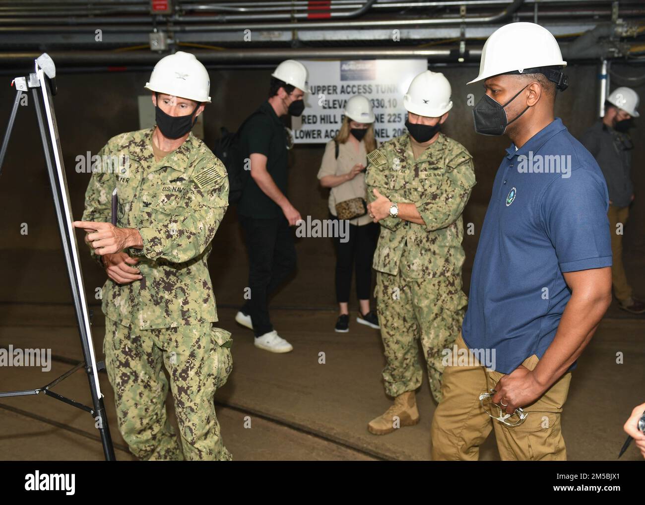AIEA, Hawaii (23 febbraio 2022) Capt. James Meyer, comandante ufficiale, Naval Facilities Engineering Systems Command Hawaii, briefing US Amministratore dell'Agenzia per la protezione ambientale (EPA) Michael S. Regan presso lo stabilimento di stoccaggio del combustibile all'ingrosso di Red Hill. L'EPA fa parte del team Interagency Drinking Water System, un'iniziativa congiunta in cui gli Stati Uniti La Marina sta lavorando a stretto contatto con il Dipartimento della Salute delle Hawaii, l'EPA e gli Stati Uniti Esercito per ripristinare l'acqua potabile sicura alle comunità abitative di Joint base Pearl Harbor-Hickam attraverso il campionamento e il lavaggio, e il recupero del pozzo di Red Hill. Per dettagli i Foto Stock