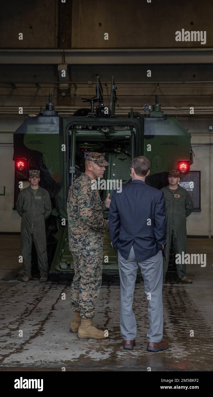 STATI UNITI Wilson Moore (centro a sinistra), ufficiale comandante di 3D Battaglione anfibio assalto, 1st Divisione Marina (1st MARDIV), mostra Ian Bryan (centro a destra), Consulente per la sicurezza Nazionale del Sen. Dianne Feinstein, un veicolo di combattimento anfibio (ACV) al Marine Corps base Camp Pendleton, California, 23 febbraio 2022. Bryan ha visitato MCB Camp Pendleton per familiarizzare e raccogliere informazioni su 1st MARDIV che conduce la prima nave a terra operazioni utilizzando gli ACV. Foto Stock