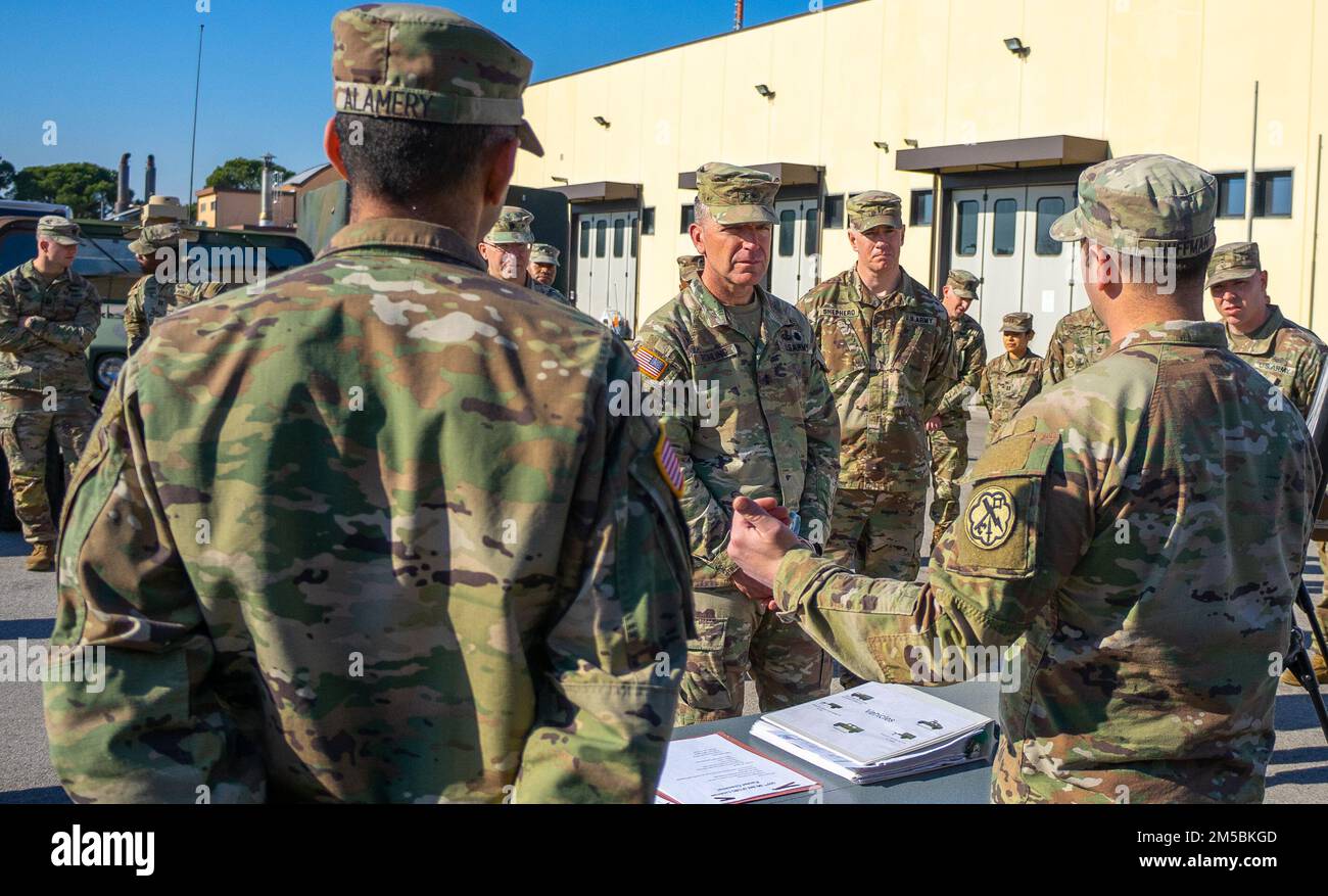 Andrew M. Rohling, comandante generale degli Stati Uniti La Task Force dell'Esercito dell'Europa meridionale, Africa, conduce una passeggiata di manutenzione dell'impronta della brigata militare (MI) del 207th a Caserma Ederle, a Vicenza, 23 febbraio 2022. Il walkthrough è stato tenuto per comprendere la missione dell'unità e la sua disponibilità generale a mobilitarsi e a dispiegarsi rapidamente in risposta alle crisi in tutto il mondo. Foto Stock