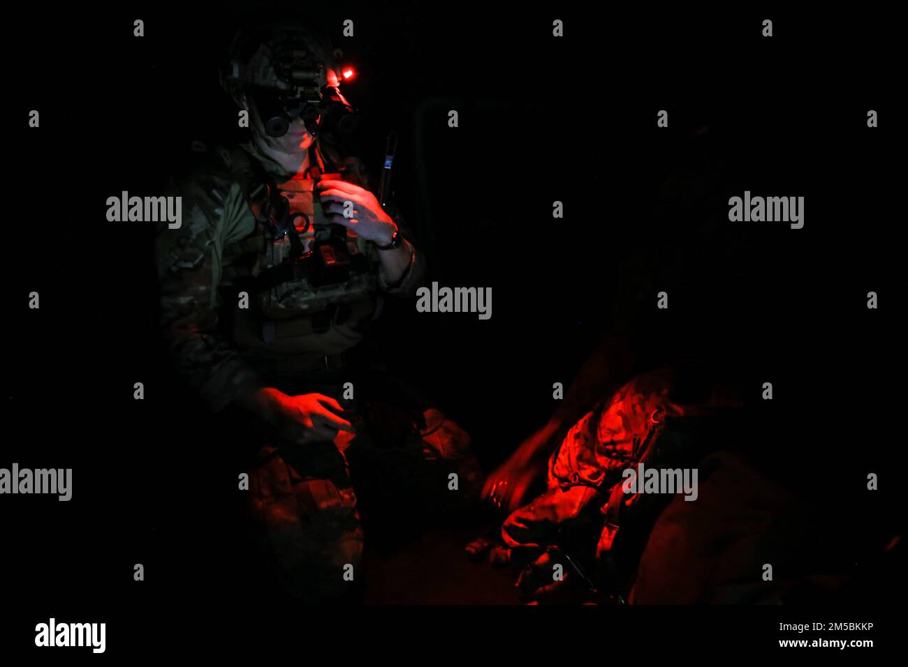 PHILLIPINE SEA (23 febbraio 2022) Explosive Ordnance Disposal Technician 2nd Class Cole Adey, di Akron, Ohio, conduce una visita in elicottero, un giro a bordo, una ricerca e un sequestro (HVBSS) a bordo dell'incrociatore missilistico guidato di classe Ticonderoga USS Mobile Bay (CG 53) in collaborazione con il portaerei di classe Nimitz USS Abraham Lincoln (CVN 72). Abraham Lincoln Strike Group è in fase di implementazione pianificata nell'area delle operazioni della flotta 7th degli Stati Uniti per migliorare l'interoperabilità attraverso alleanze e partnership e al tempo stesso fungere da forza di risposta pronta a sostegno di una regione indomPacifico libera e aperta. Foto Stock