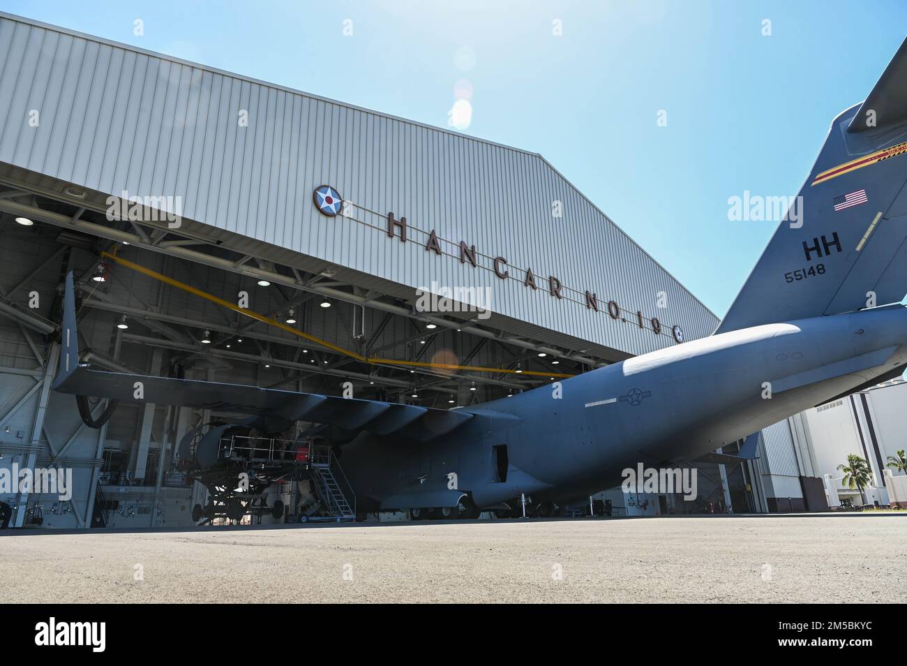 Un C-17 Globemaster III subisce un cambio di motore in Hangar 19 su base congiunta Pearl Harbor-Hickam, Hawaii, 23 febbraio 2022. Gli aerei assegnati al 15th Maintenance Group e alla Hawaii Air National Guard hanno scollegato tutti gli attacchi di un motore turbofan dall'aeromobile da carico per essere sostituiti e ricondizionati. Foto Stock