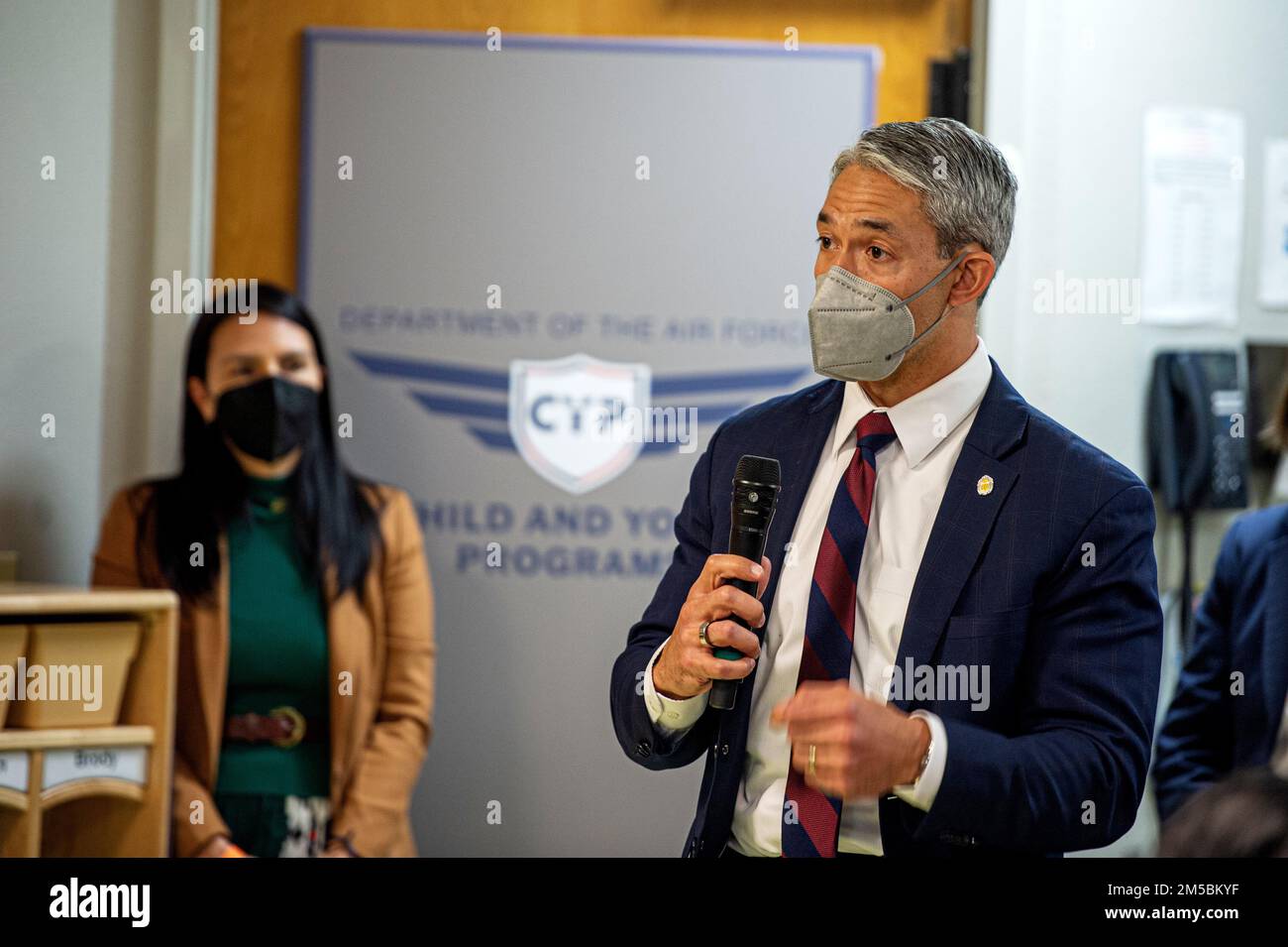 Ron Nirenberg, sindaco di San Antonio (a destra), partecipa a una tavola rotonda con la First Lady of the United States, Dr. Jill Biden, 23 febbraio 2022, presso la Joint base di San Antonio-Lackland, Texas. Il Dr. Biden ha trascorso del tempo con le famiglie militari al centro per discutere l'iniziativa della Casa Bianca di unire le forze e le sfide che i bambini militari con disabilità devono affrontare. I rappresentanti del programma eccezionale per i membri della famiglia e dei gruppi scolastici erano a disposizione per condividere le loro esperienze con i genitori militari che aiutavano a navigare nelle risorse disponibili. Foto Stock