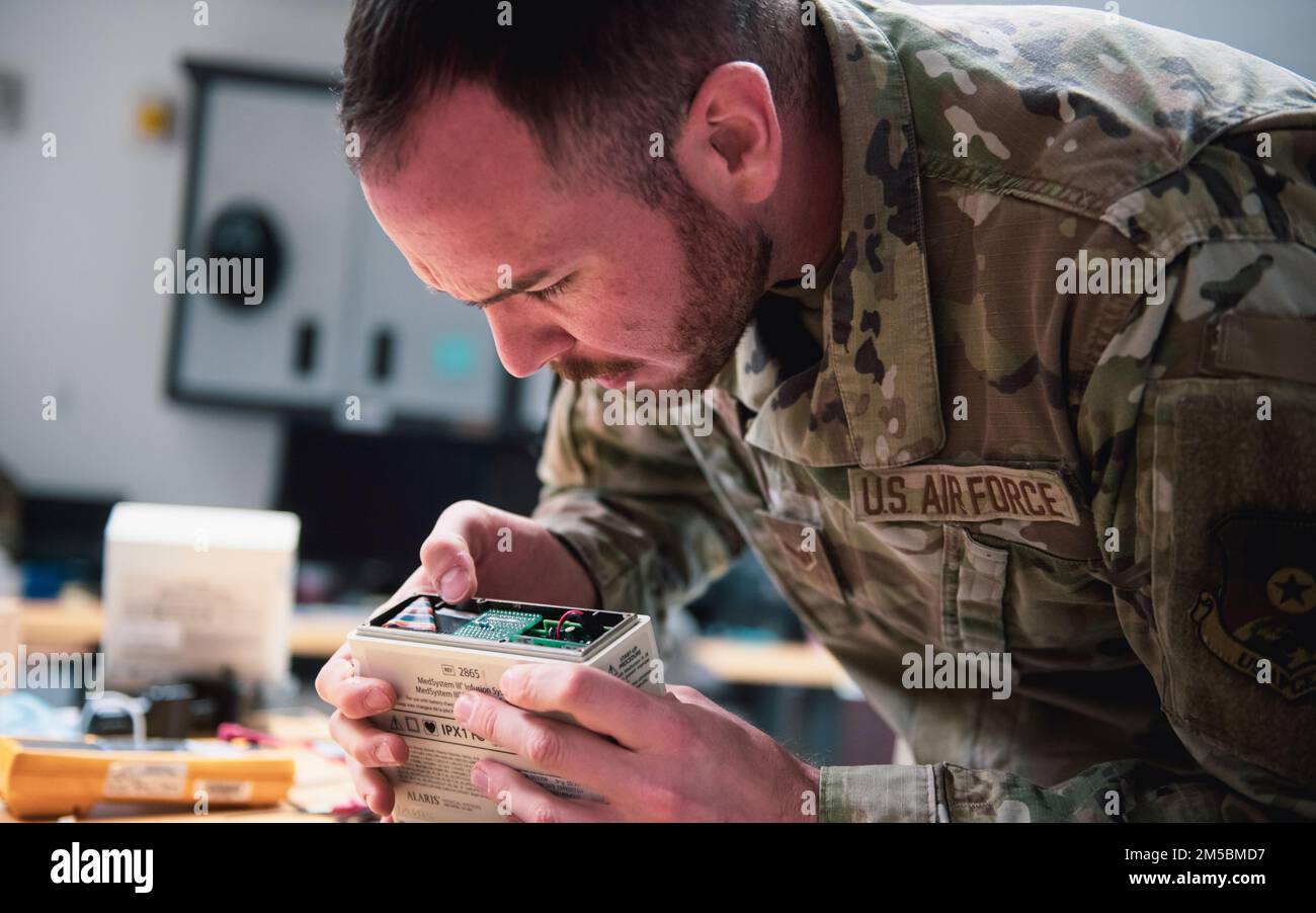 STATI UNITI Air Force Senior Airman David Gonzalez, 379th Expeditionary Medical Support Squadron tecnico di apparecchiature biomediche, assembla un calcolatore del rateo di dose presso al Udeid Air base, Qatar, 22 febbraio 2022. Gli Airmen BMET sono incaricati della manutenzione e della manutenzione dell'elettronica e dell'hardware utilizzati nell'assistenza ai pazienti dai medici. Foto Stock