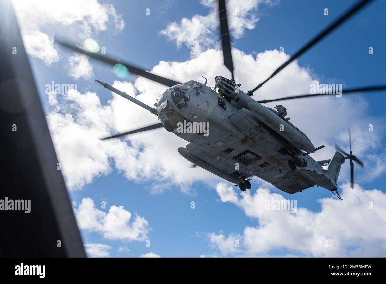 220223-N-VQ947-1107 OCEANO PACIFICO (23 febbraio 2022) — Un elicottero CH-53E Super Stallion collegato ai “Cavalieri bianchi” di Marine Medium Tiltrotor Squadron (VMM) 165 (rinforzato), 11th Marine Expeditionary Unit (MEU), decollerà dal ponte di volo del molo di trasporto anfibio di San Antonio USS Portland (LPD 27), 23 febbraio 2022. Marinai e marines dell'Essex Amphhibious Ready Group (ARG) e del 11th MEU stanno conducendo operazioni di routine nella U.S. 3rd Fleet. Foto Stock