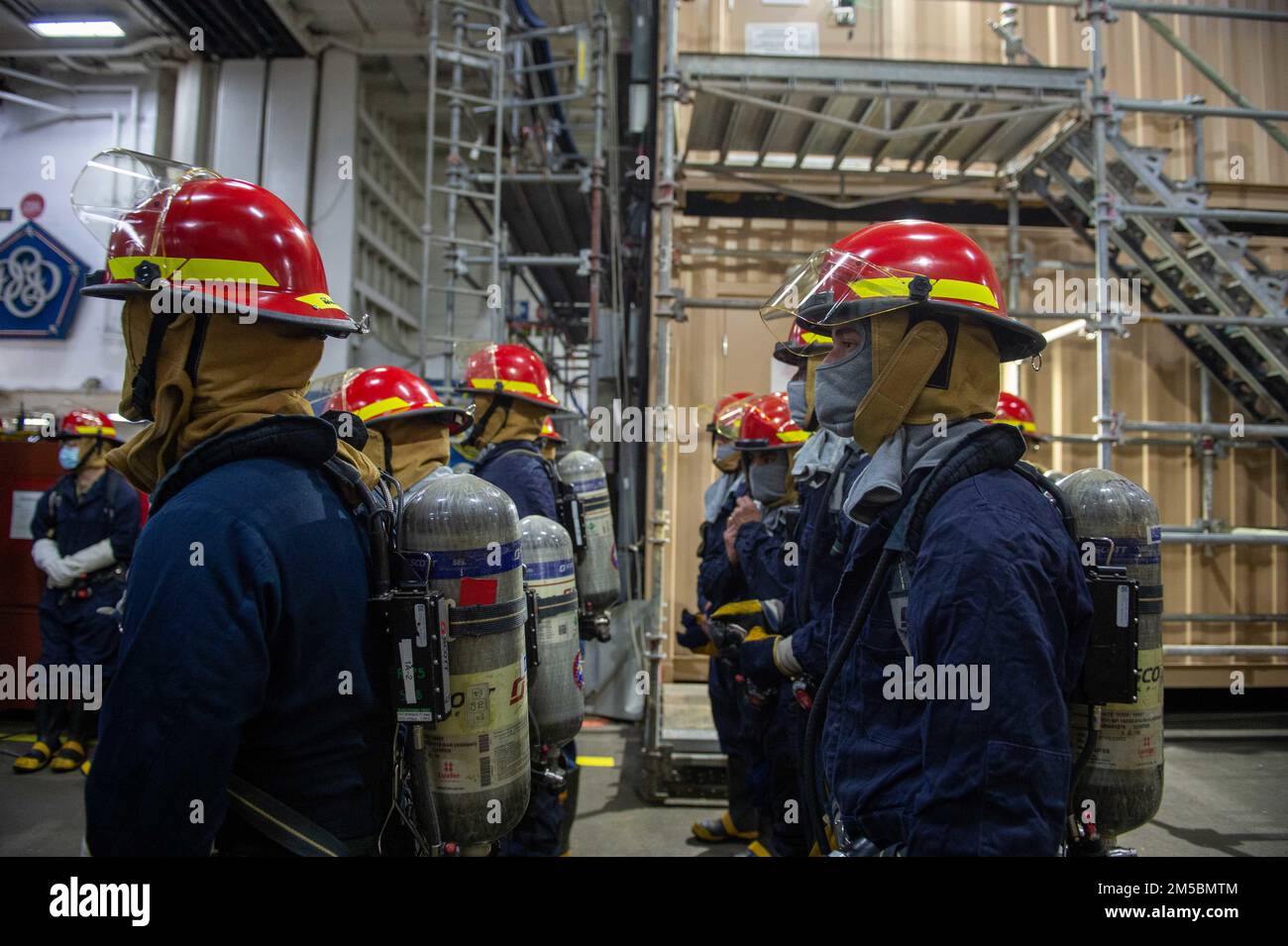 220223-N-YS746-1033 PORTSMOUTH, VIRGINIA (23 febbraio 2022) i marinai partecipano a un'esercitazione a bordo della portaerei di classe Nimitz USS Dwight D. Eisenhower (CVN 69). IKE è attualmente in pierside presso il cantiere navale di Norfolk nella fase di base del piano di risposta della flotta ottimizzato (OFRP). Foto Stock
