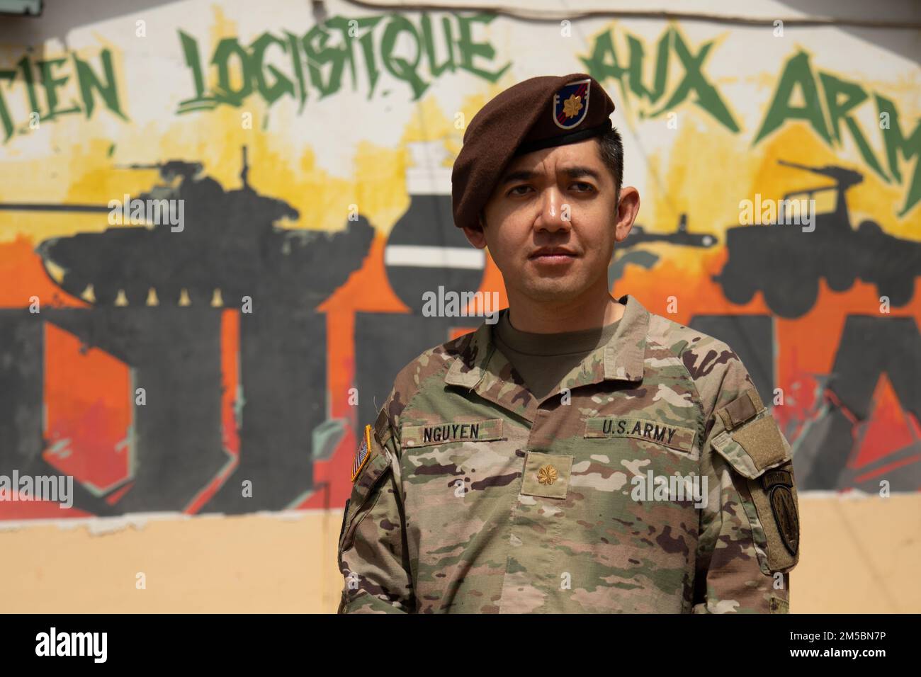 Major Pete Nguyen, funzionario per gli affari pubblici per la Brigata di Assistenza della forza di sicurezza 2nd, posa per un ritratto mentre in missione a Dakar, Senegal, 23rd febbraio 2022. (STATI UNITI Foto dell'esercito Sgt. Brandon Rickert) Foto Stock