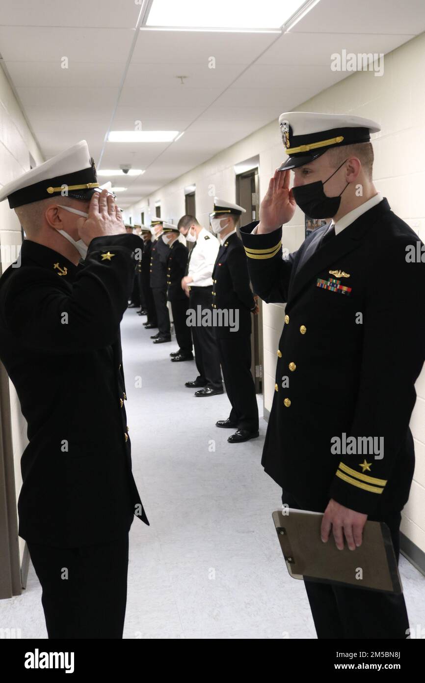 220219-N-N0485-0021 NEWPORT, R.I. (19 febbraio 2022) il Lt. Timothy Waterman, un ufficiale di classe assegnato al comando di addestramento ufficiale, Newport (OCCN), Rhode Island, restituisce un saluto a uno studente di classe 08-22 della Officer Candidate School (OCS) durante un'ispezione del personale ufficiale (OPI). OPI misura la conoscenza di un candidato ufficiale su qualsiasi argomento idoneo all'ispezione e verifica la fiducia e la competenza indossando l'uniforme stagionale che verrà indossata per la laurea. OCS sviluppa moralmente, mentalmente e fisicamente civili e marinai della flotta in ufficiali di recente commissionata e li imbevisce di Foto Stock