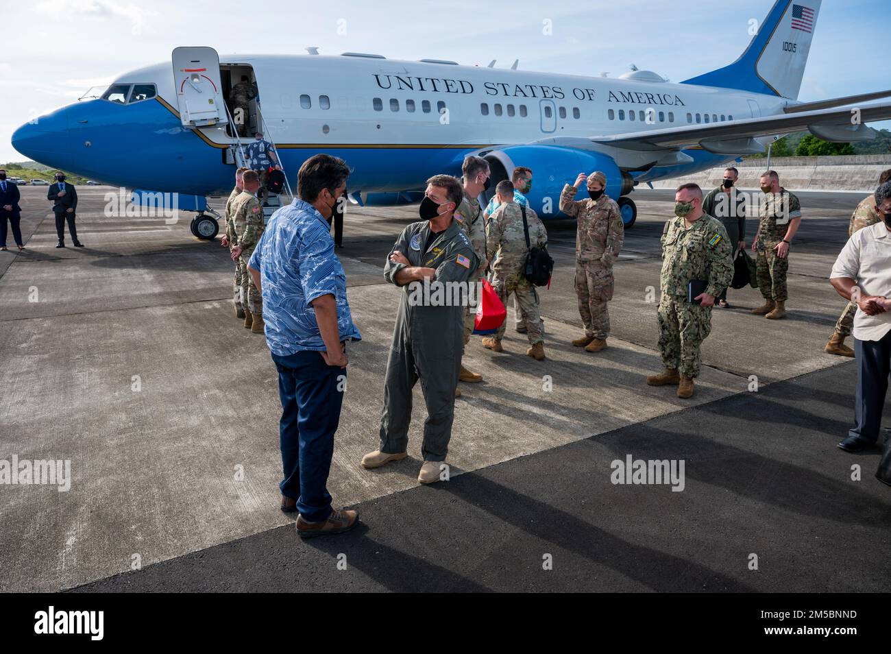 220223-N-XC372-8130 AIRAI, Repubblica di Palau (23 febbraio 2022) il presidente di Palau Surangel Whipps Jr. Dice Arrivederci a Giovanni C. Aquilino, comandante degli Stati Uniti Comando Indo-Pacific. L'ADM Aquilino ha visitato Palau per discutere le sfide regionali e riaffermare il forte e di lunga data impegno a sostenere la popolazione di Palau nella lotta contro COVID 19. Foto Stock