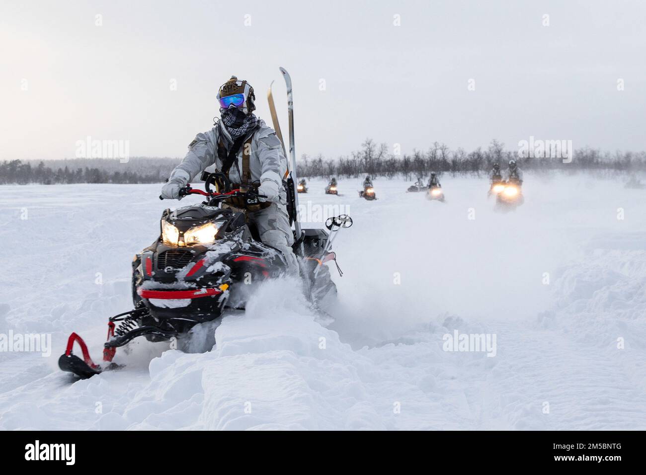 I membri del 1-10 Special Forces Group (Airborne) partecipano alle esercitazioni di manovra in preparazione della loro partecipazione alla II Marine Expeditionary Force (II MEF) Exercise Cold Response 2022 in Svezia nel mese di febbraio. 1-10 SFG(A) ha partecipato al Swedish Armed Forces Subarctic Warfare Center per prepararsi all'esercizio guidato dalla marina. La certificazione includeva le manovre su sci, motoslitte e a piedi in ambienti austeri come l'alto nord. Questa formazione a sostegno di Cold Response ha garantito a tutti gli alleati e i partner di affrontare gli impegnativi scenari di formazione affrontati durante l'esercizio Foto Stock