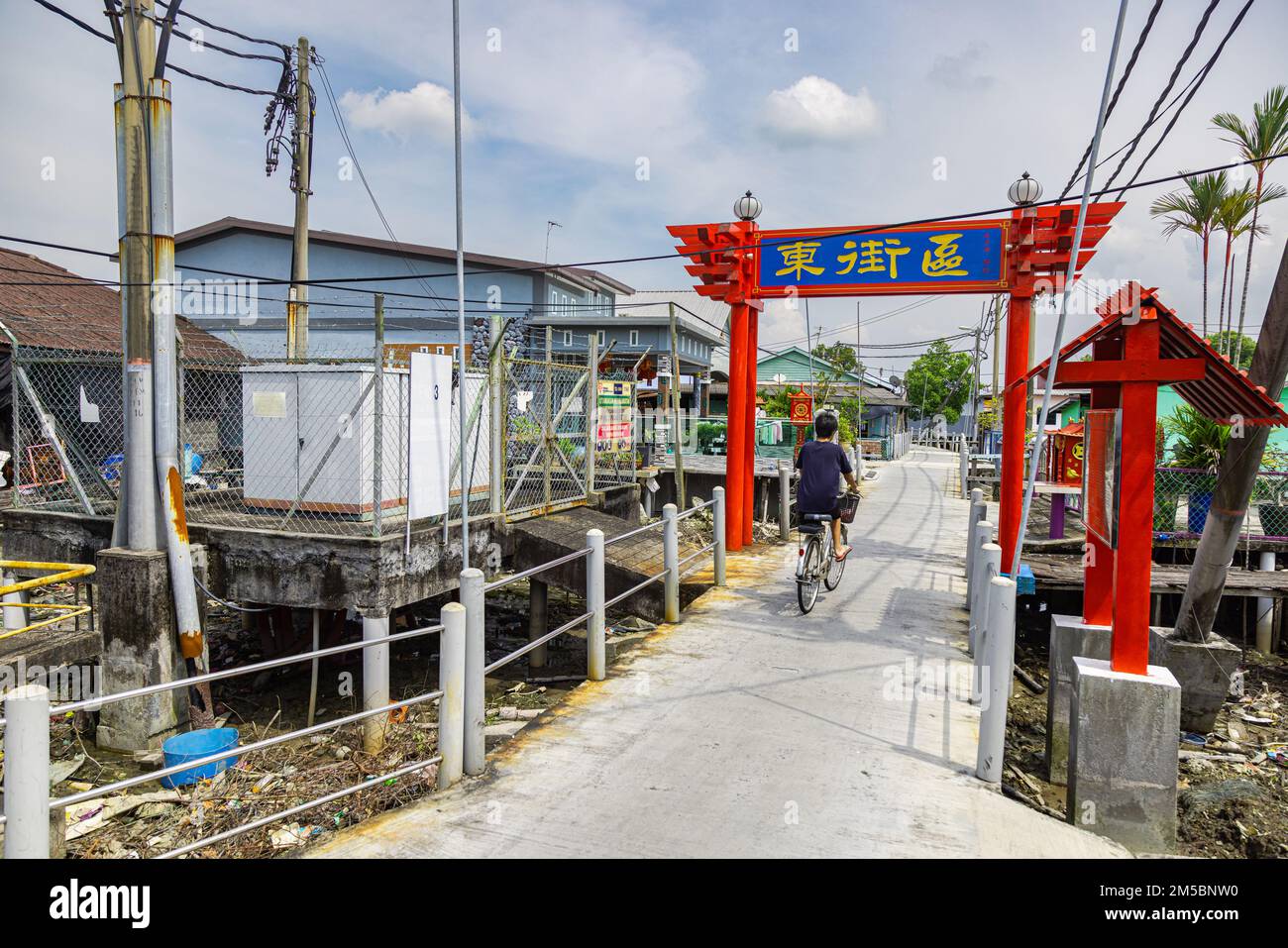 Pulau Ketam, Malesia - 26 dicembre 2022: Pulau Ketam tradotto significa isola di granchio, è una piccola isola situata al largo della costa di Klang. Vista sulla strada Foto Stock