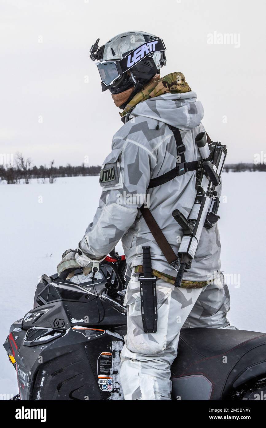 Un membro del 1-10 Special Forces Group (Airborne) partecipa alle esercitazioni di manovra in preparazione della loro partecipazione a Exercise Cold Response 2022 della II Marine Expeditionary Force (II MEF) in Svezia nel mese di febbraio. 1-10 SFG(A) ha partecipato al Swedish Armed Forces Subarctic Warfare Center per prepararsi all'esercizio guidato dalla marina. La certificazione includeva le manovre su sci, motoslitte e a piedi in ambienti austeri come l'alto nord. Questa formazione a sostegno di Cold Response ha garantito a tutti gli alleati e partner di affrontare gli impegnativi scenari di formazione affrontati durante l'esercizio Foto Stock