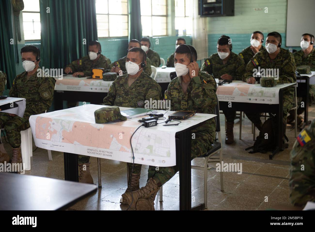 I soldati dell'Esercito Equadoriano ricevono un addestramento in classe in preparazione all'utilizzo di nuove attrezzature di sminamento dagli Stati Uniti Comando Meridionale il 23 febbraio 2022, a Sangolquí, Ecuador. Le attrezzature saranno utilizzate per contribuire a liberare l'ultima parte rimanente del confine meridionale del paese in modo che possa essere restituita alla popolazione locale per l'agricoltura e altre attività. Foto Stock